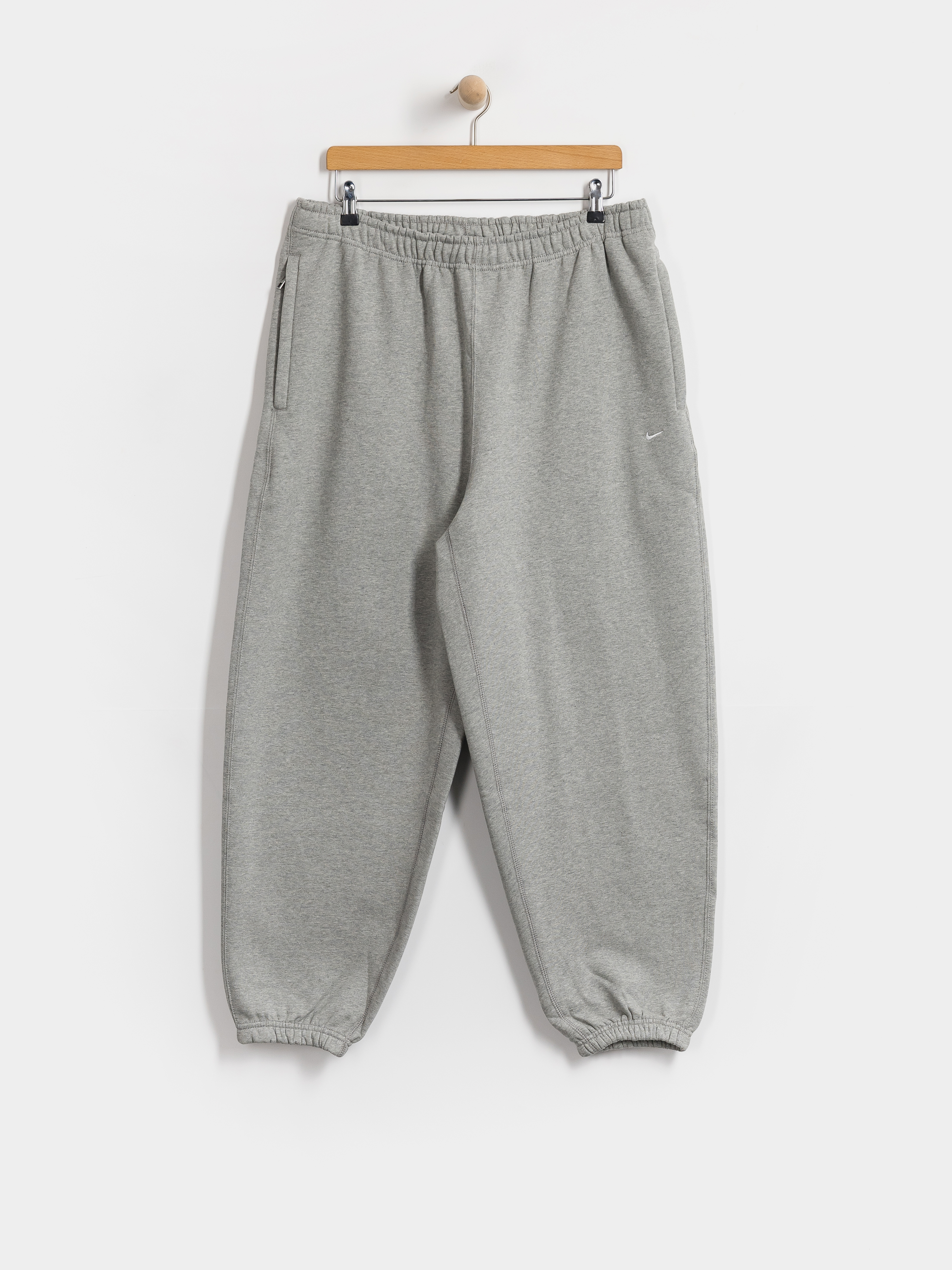 Nohavice Nike SB Solo Swoosh (dk grey heather/lt smoke grey/white)