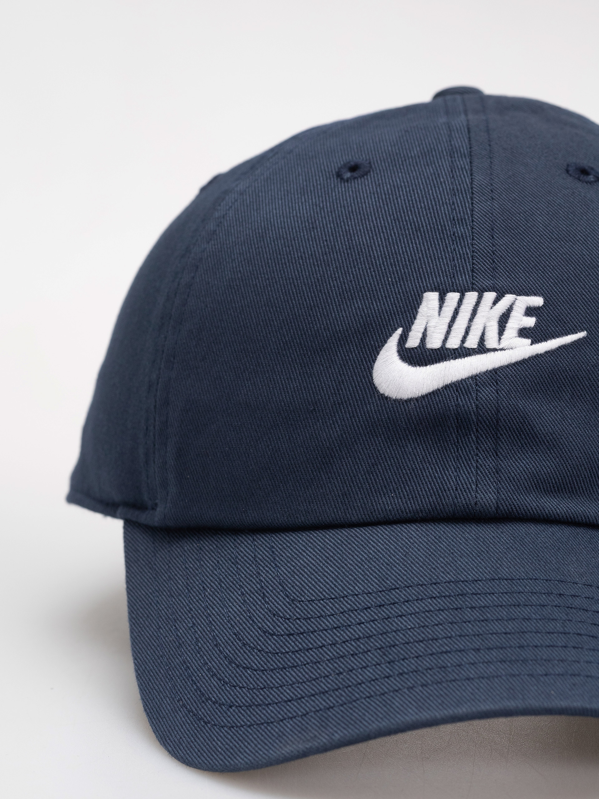 Šiltovka Nike SB Club (obsidian/white)