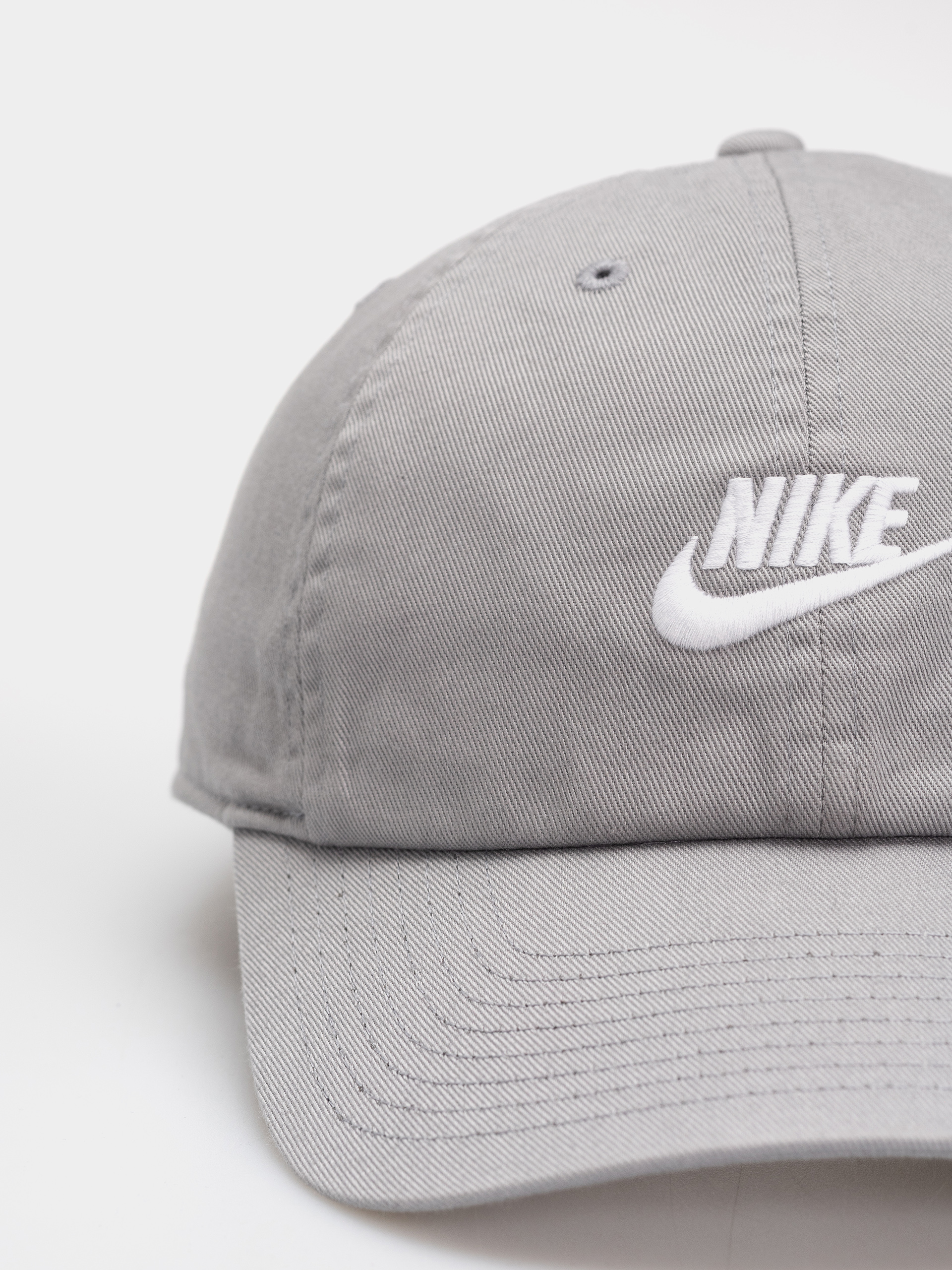 Šiltovka Nike SB Club (particle grey/white)