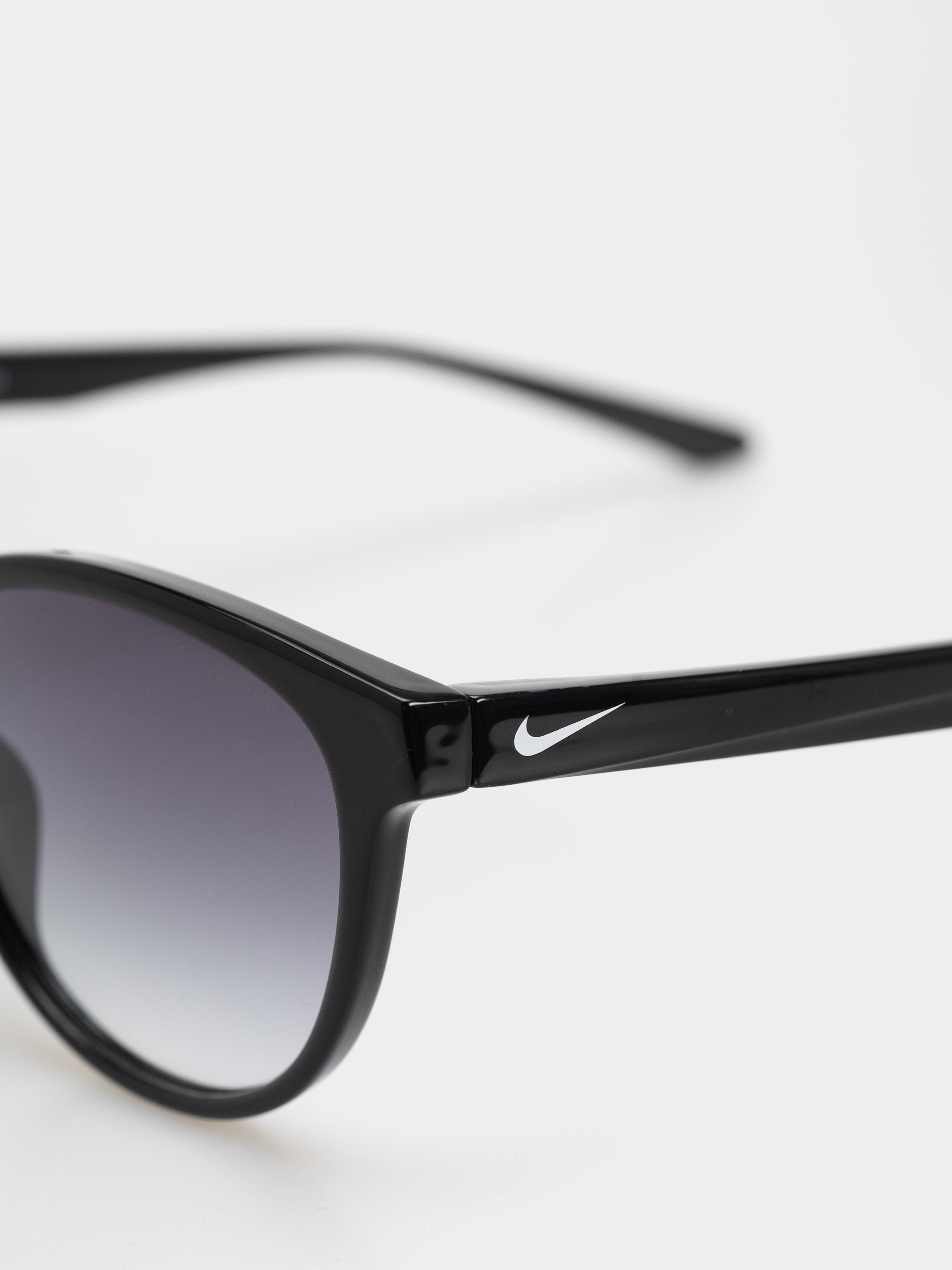 Slnečné okuliare Nike Vital Trend (black/smoke gradient)