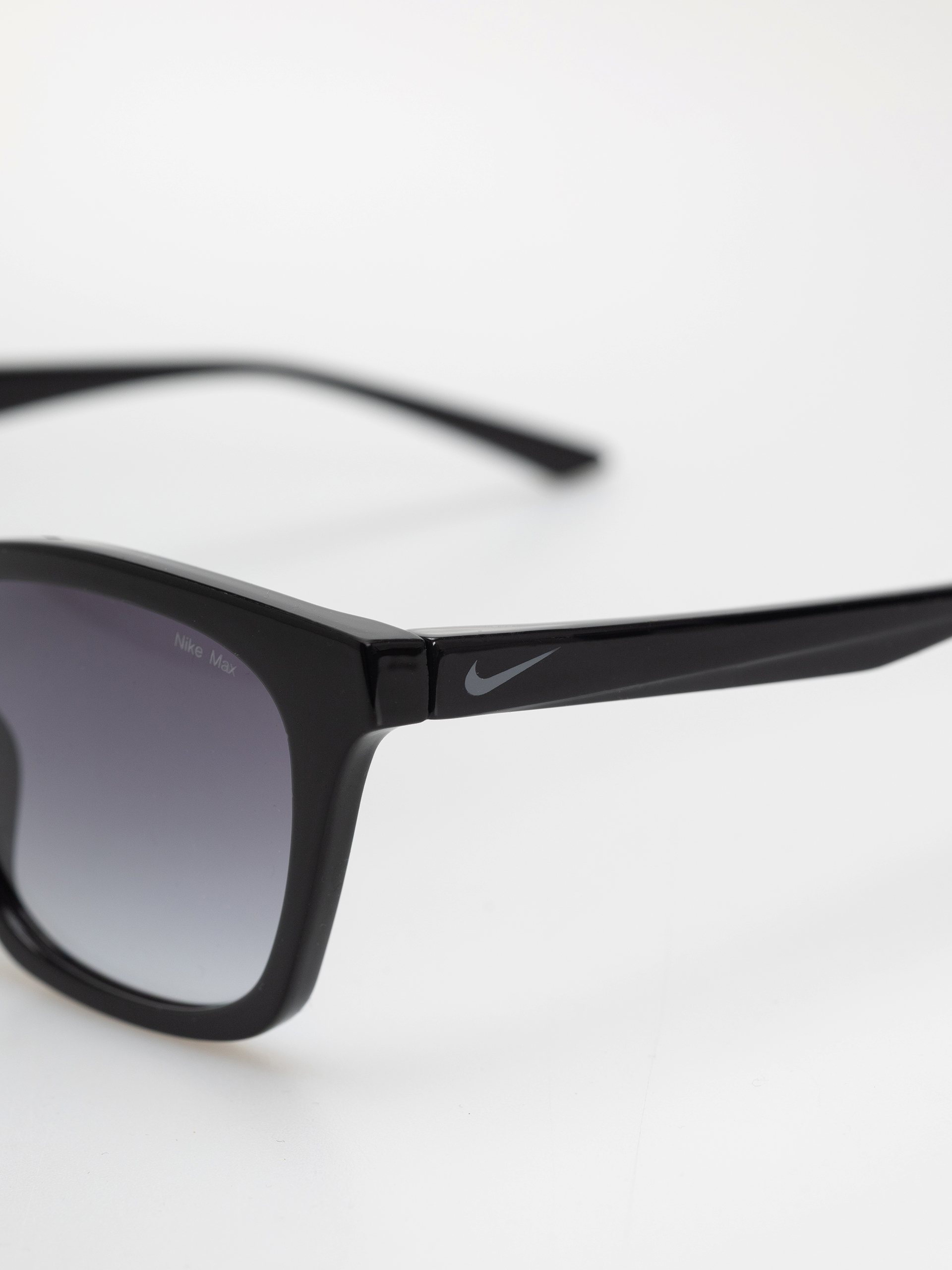 Slnečné okuliare Nike Vital Flow (black/smoke gradient)