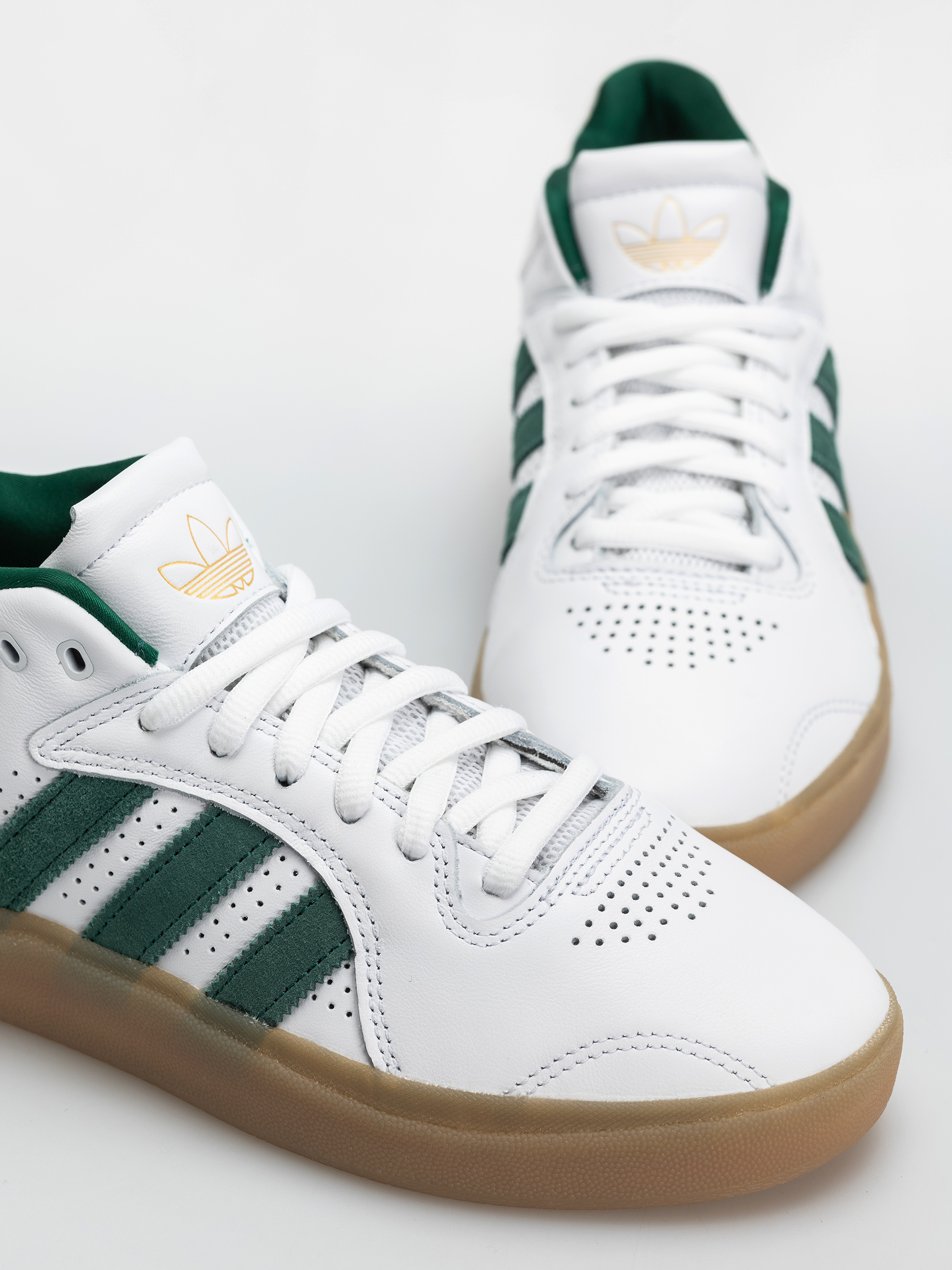 Topánky adidas Tyshawn (ftwwht/cgreen/gum4)