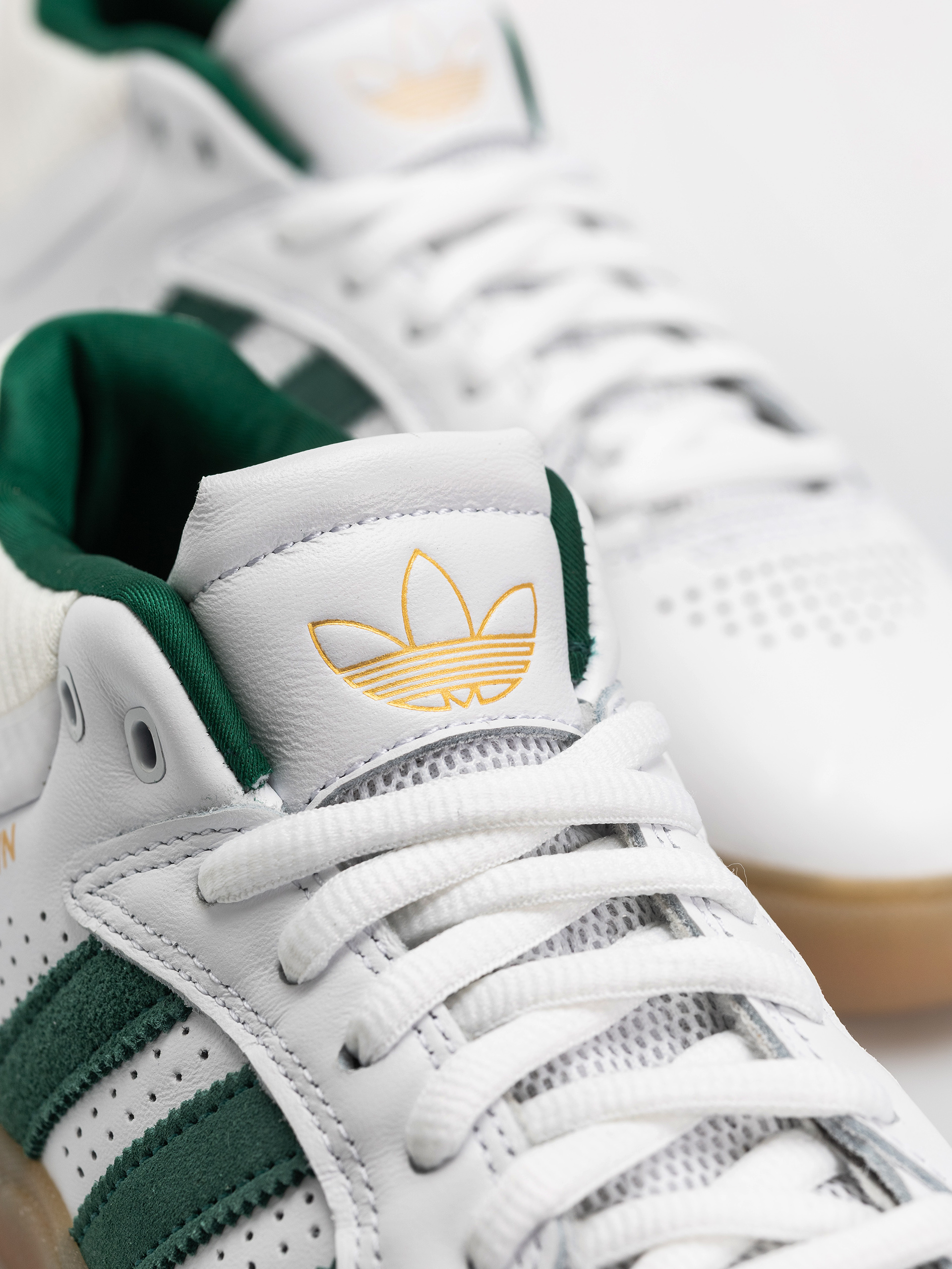 Topánky adidas Tyshawn (ftwwht/cgreen/gum4)