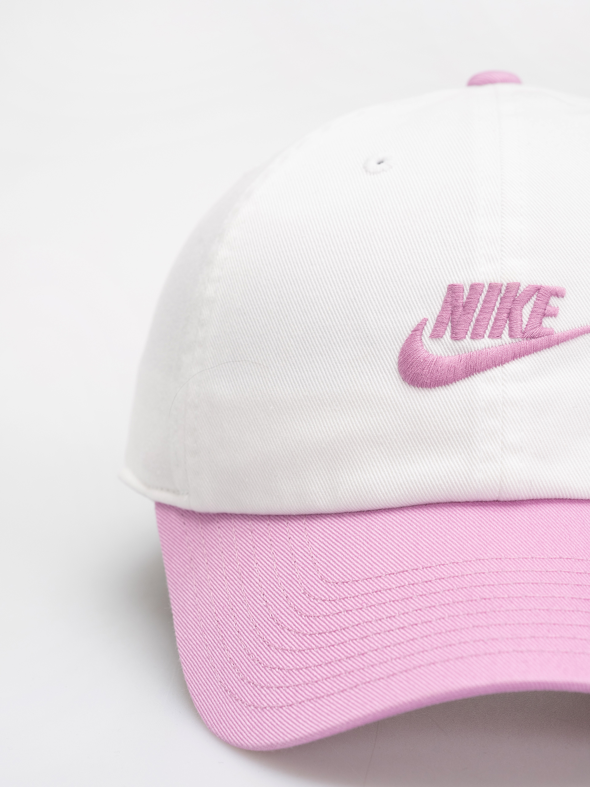 Šiltovka Nike SB Club (white/lt magenta/lt magenta)