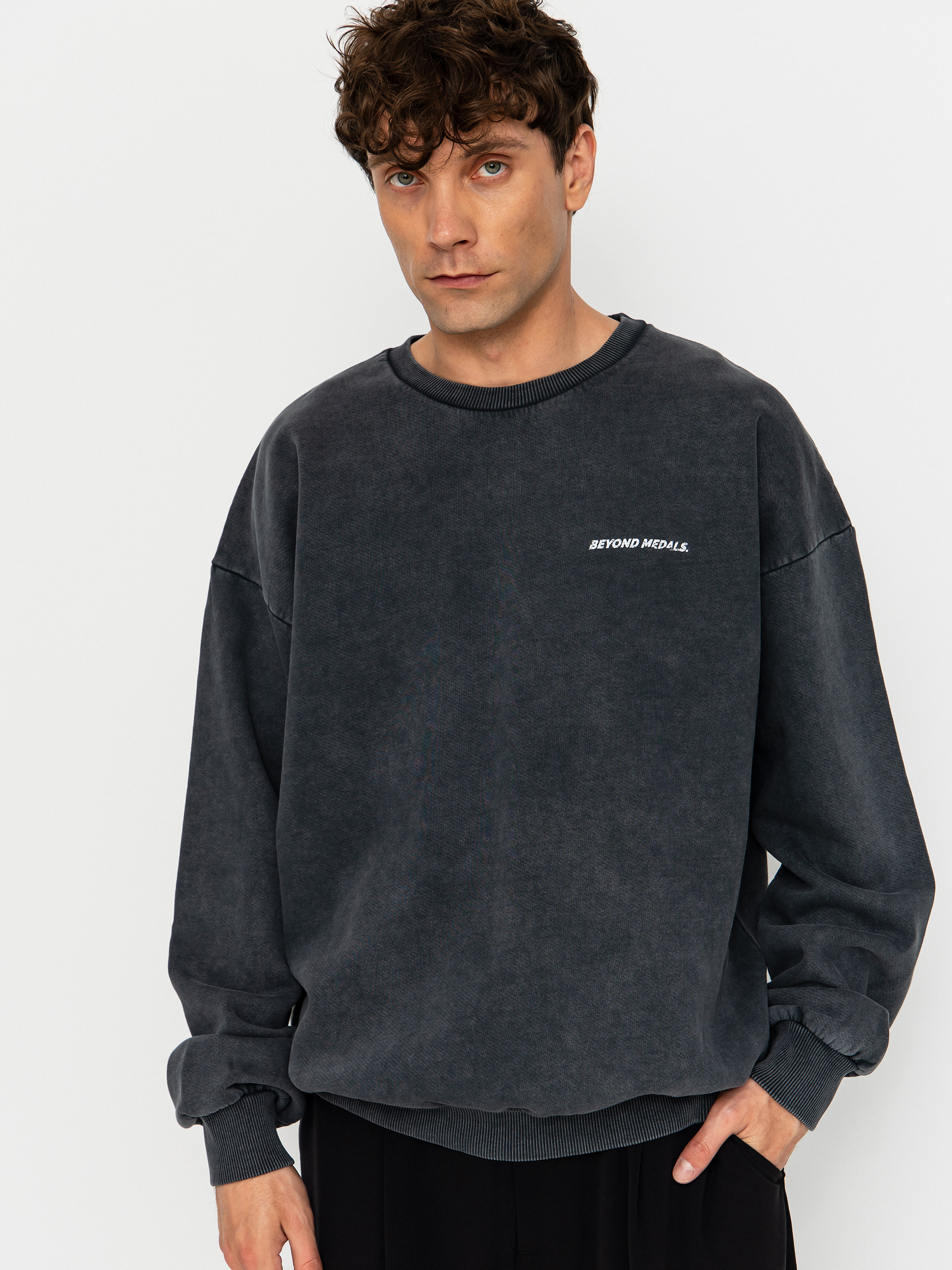 Mikina Beyond Medals Distressed Logo (black)