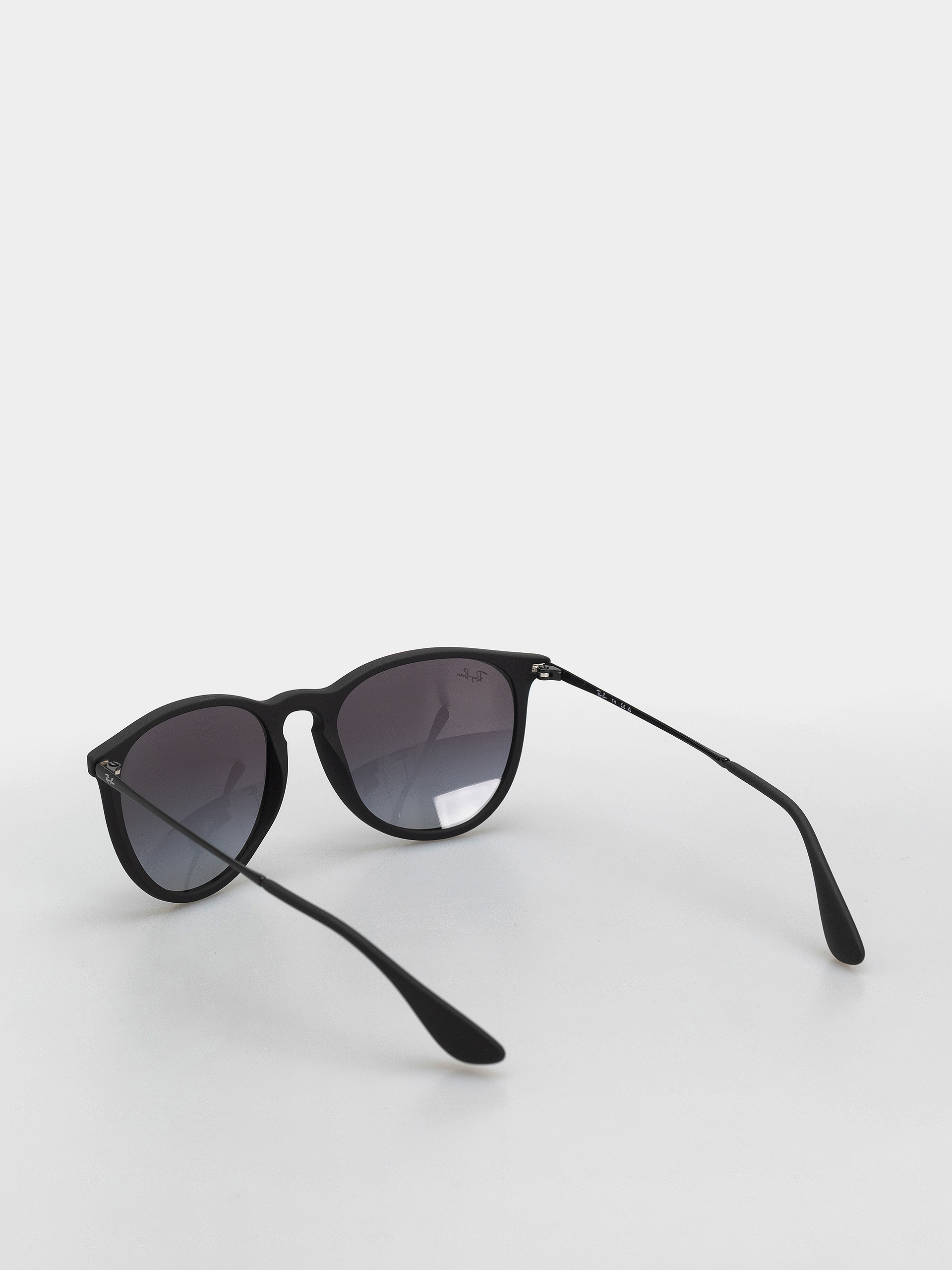 Slnečné okuliare Ray-Ban Erika Classic (matowy guma czarny/szary gradalny)