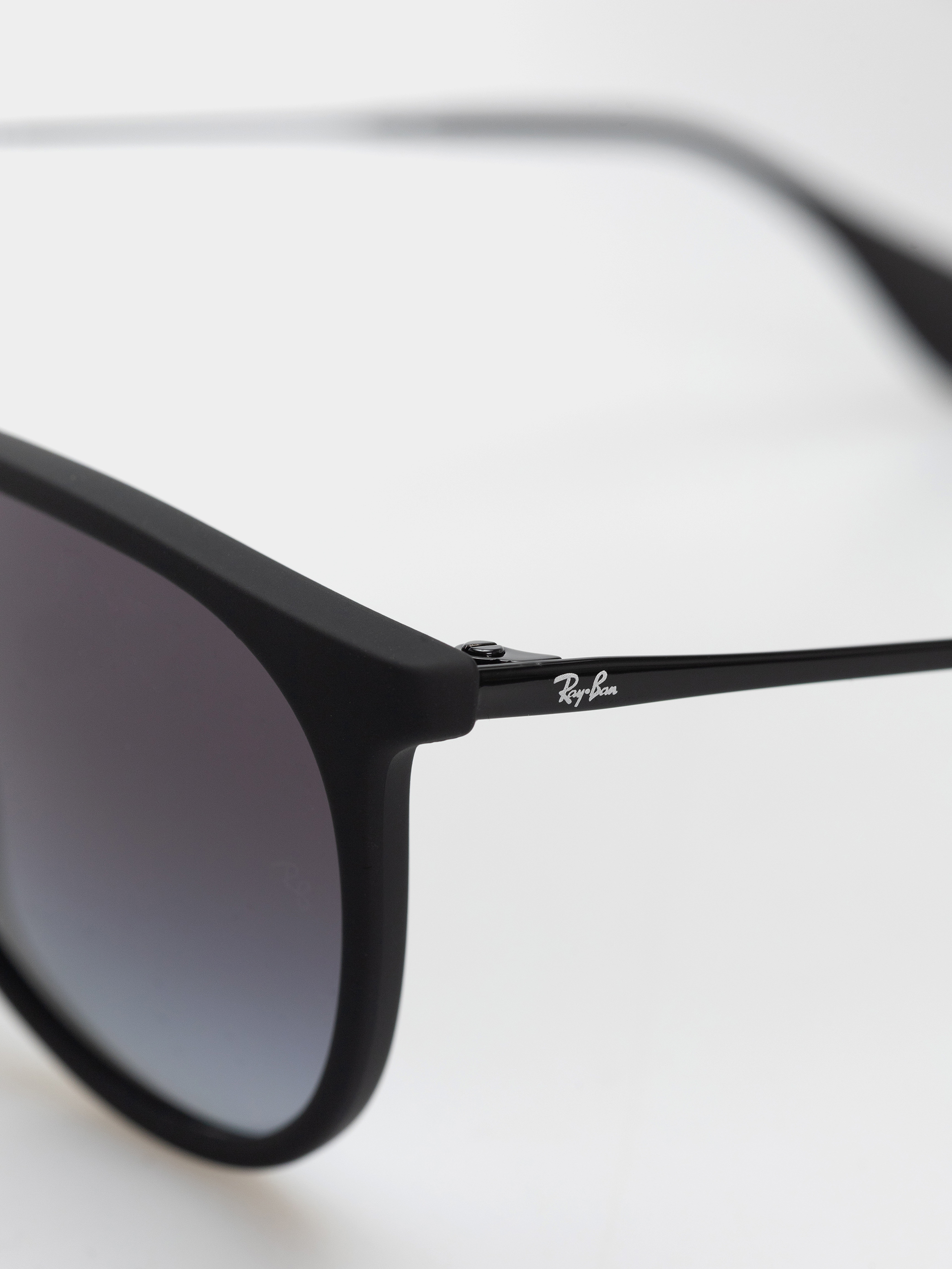 Slnečné okuliare Ray-Ban Erika Classic (matowy guma czarny/szary gradalny)