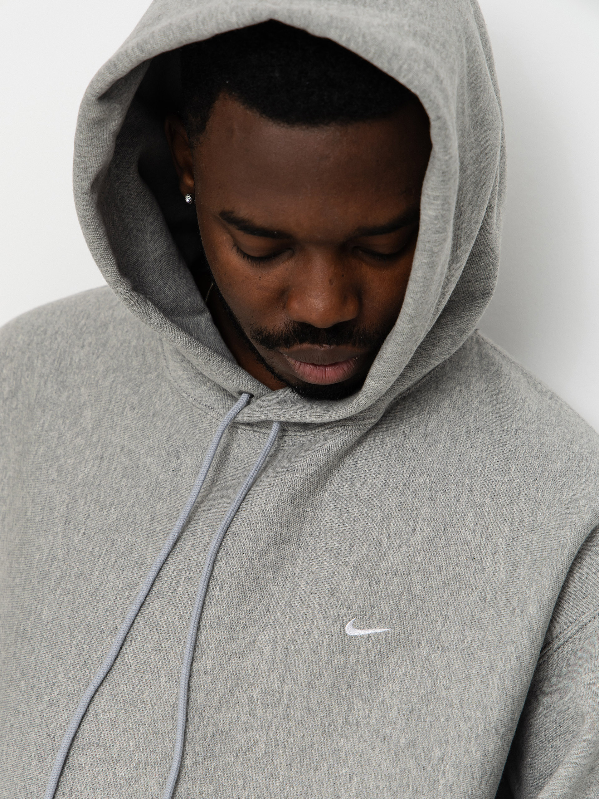 Mikina s kapucňou Nike SB Solo Swoosh HD (dk grey heather/lt smoke grey/white)