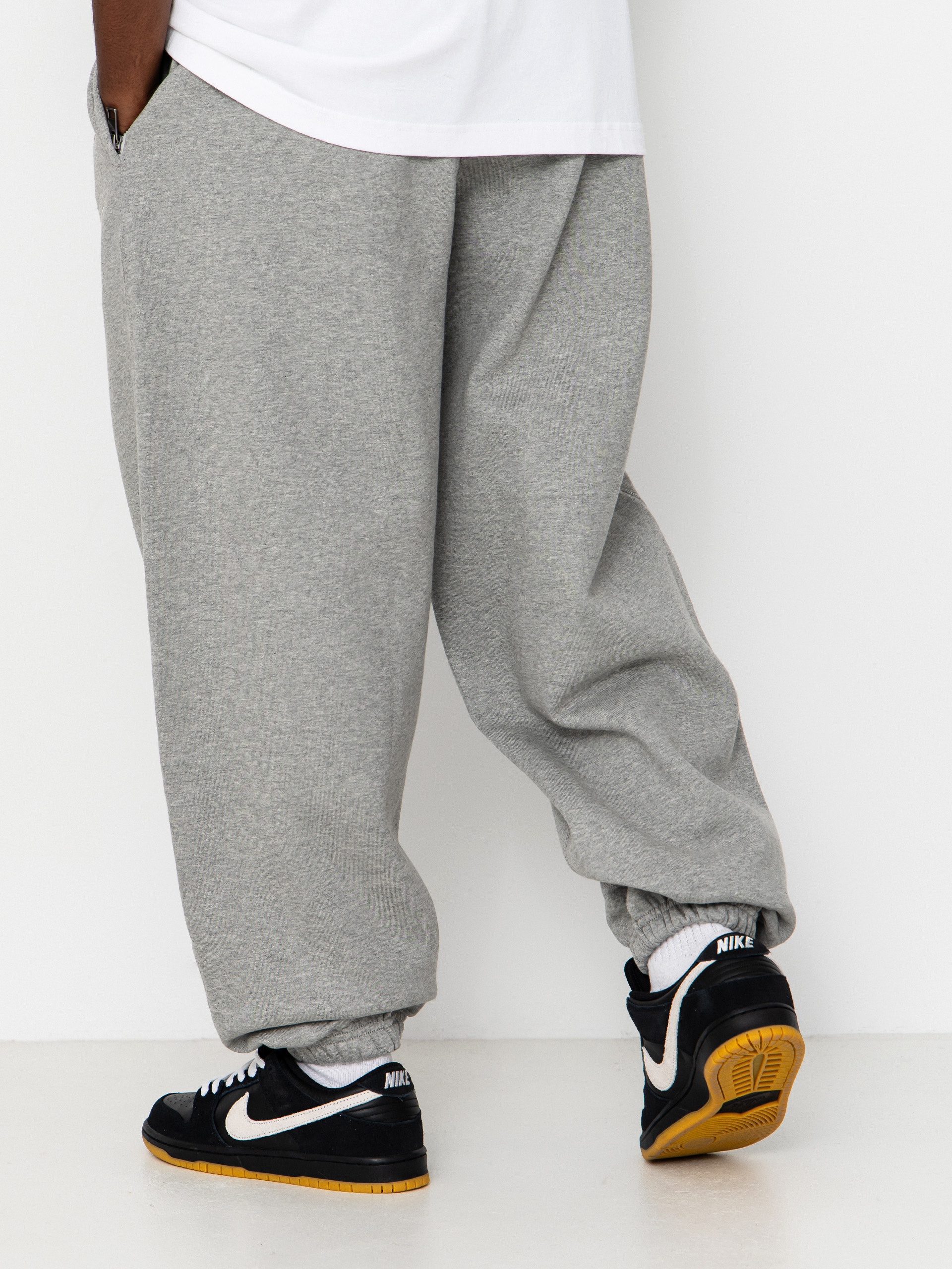 Nohavice Nike SB Solo Swoosh (dk grey heather/lt smoke grey/white)