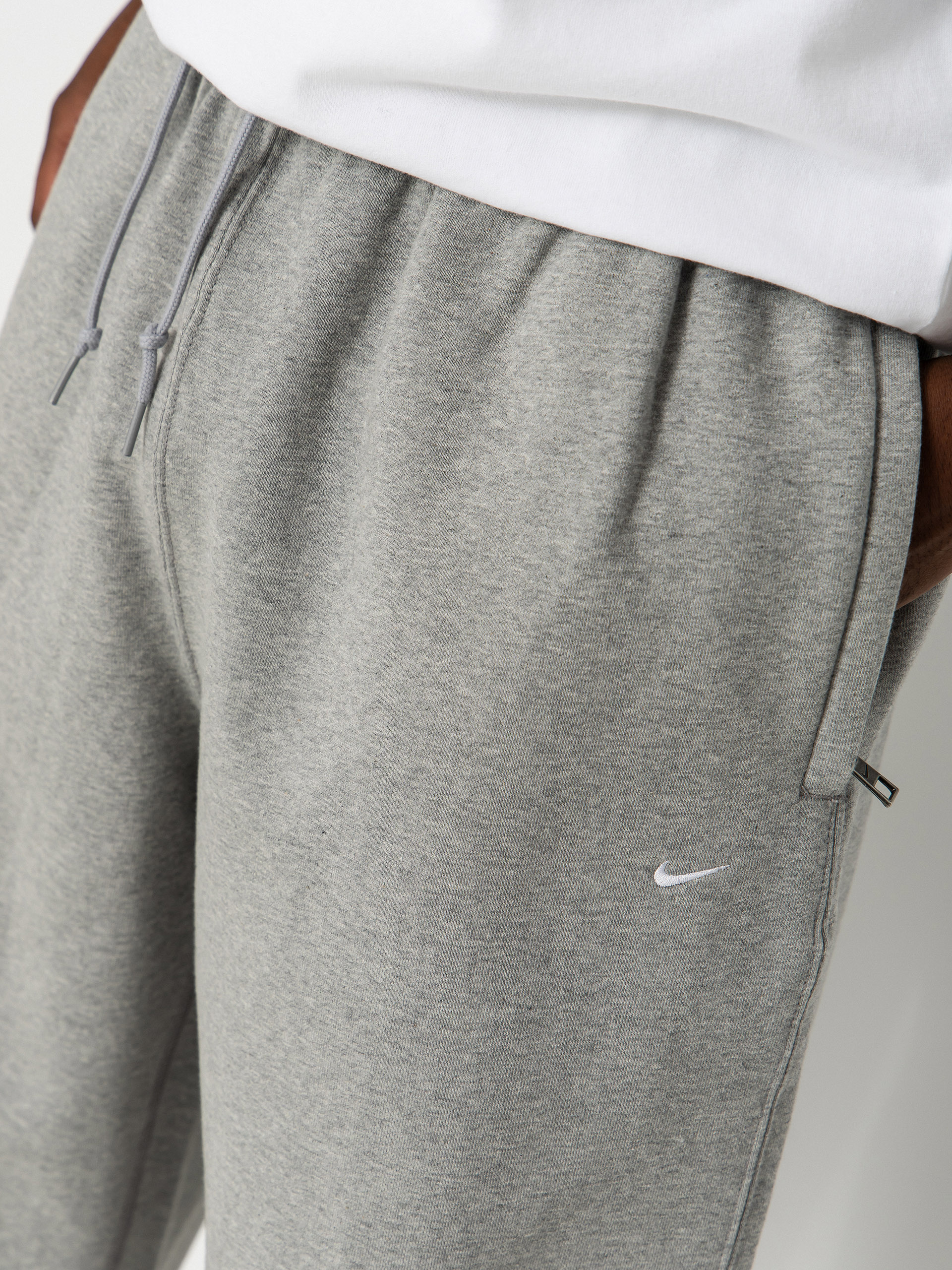 Nohavice Nike SB Solo Swoosh (dk grey heather/lt smoke grey/white)