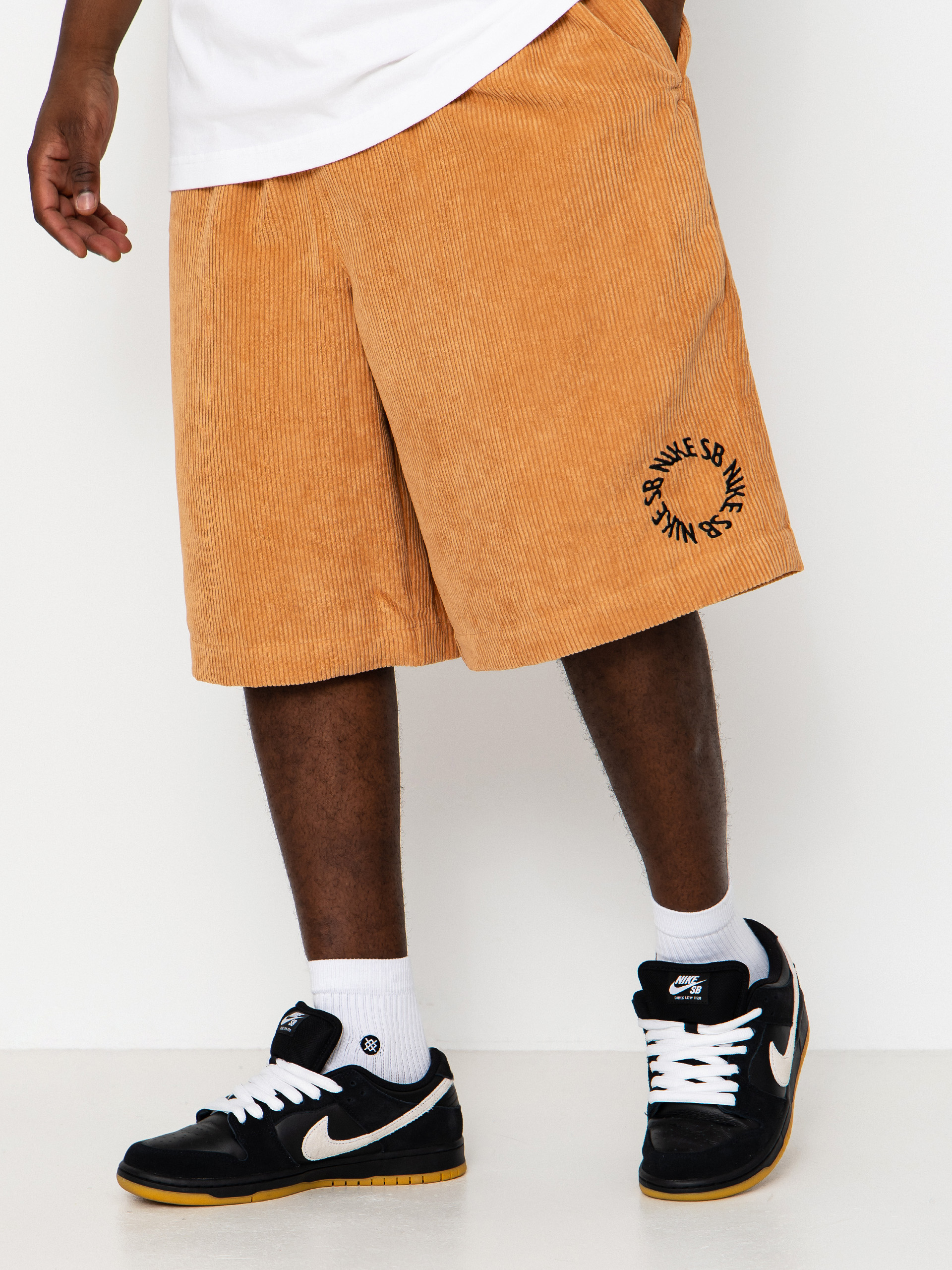 Kraťasy Nike SB Cord (lt cognac/black)