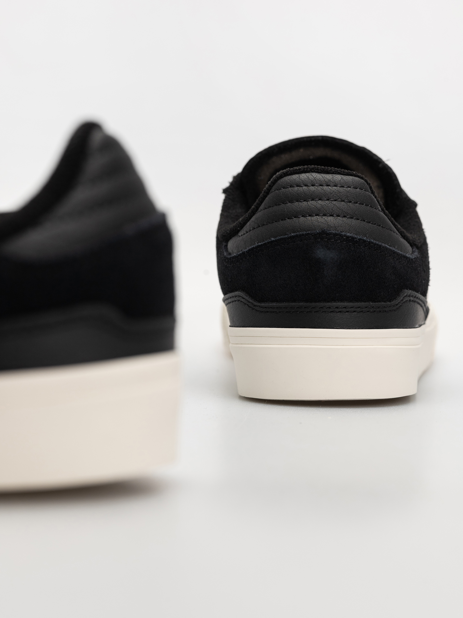 Topánky adidas Busenitz Vulc II (cblack/cwhite/goldmt)