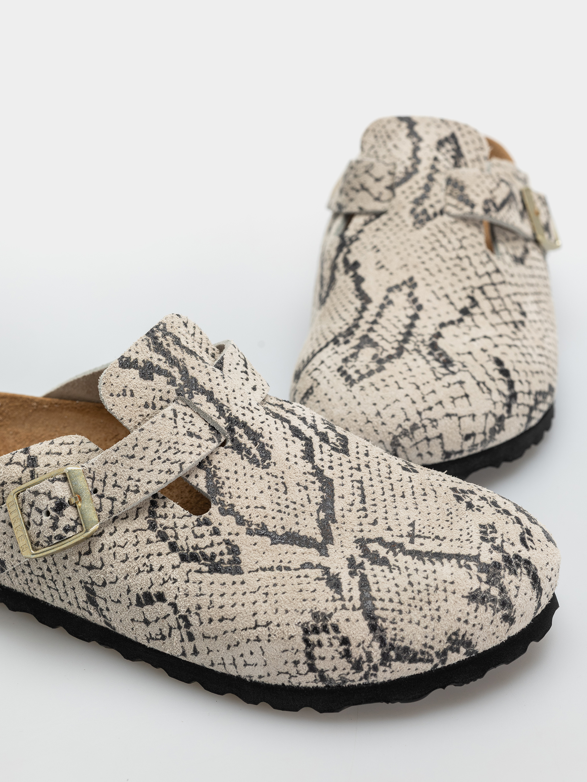 Šľapky Birkenstock Boston Rivet Logo Suede Leather Narrow Wmn (snake oyster)