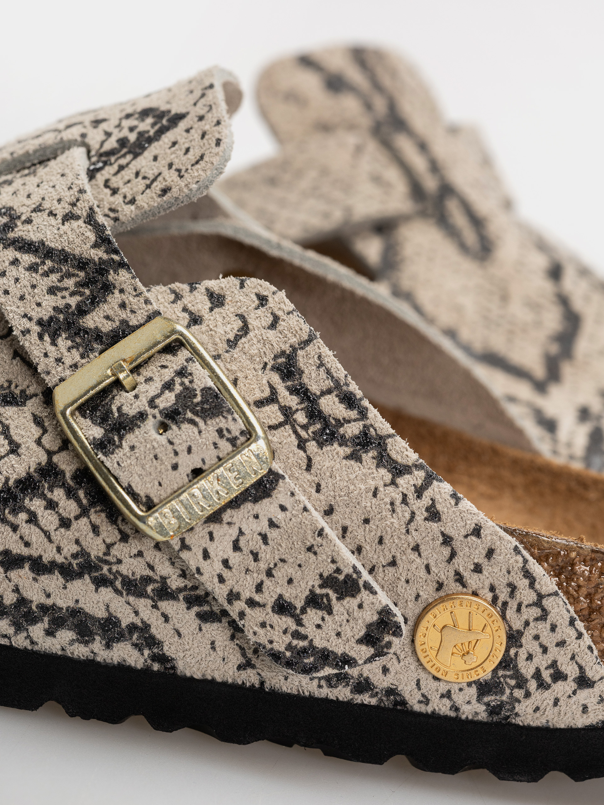 Šľapky Birkenstock Boston Rivet Logo Suede Leather Narrow Wmn (snake oyster)