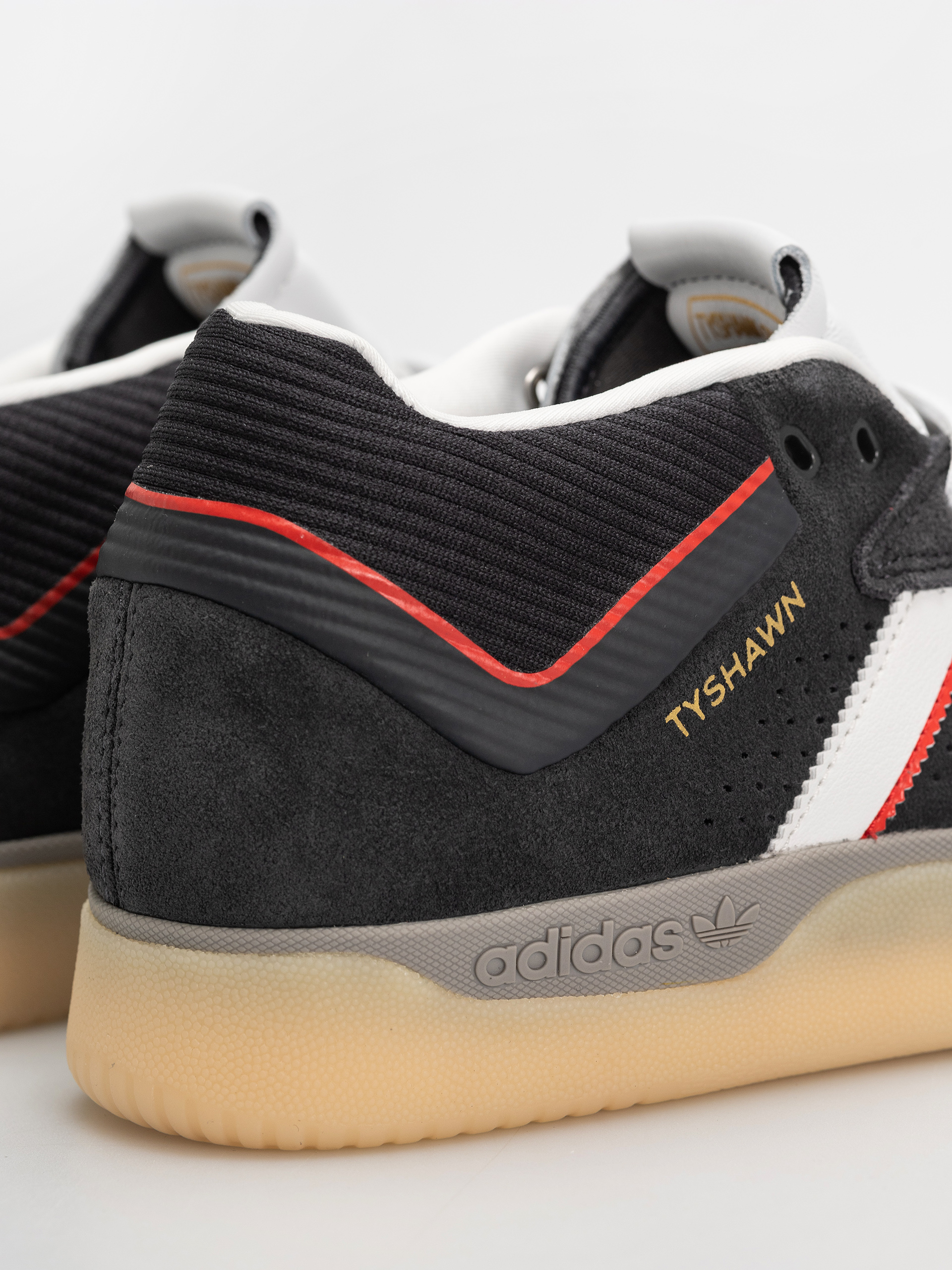 Topánky adidas Tyshawn (carbon/crywht/betsca)