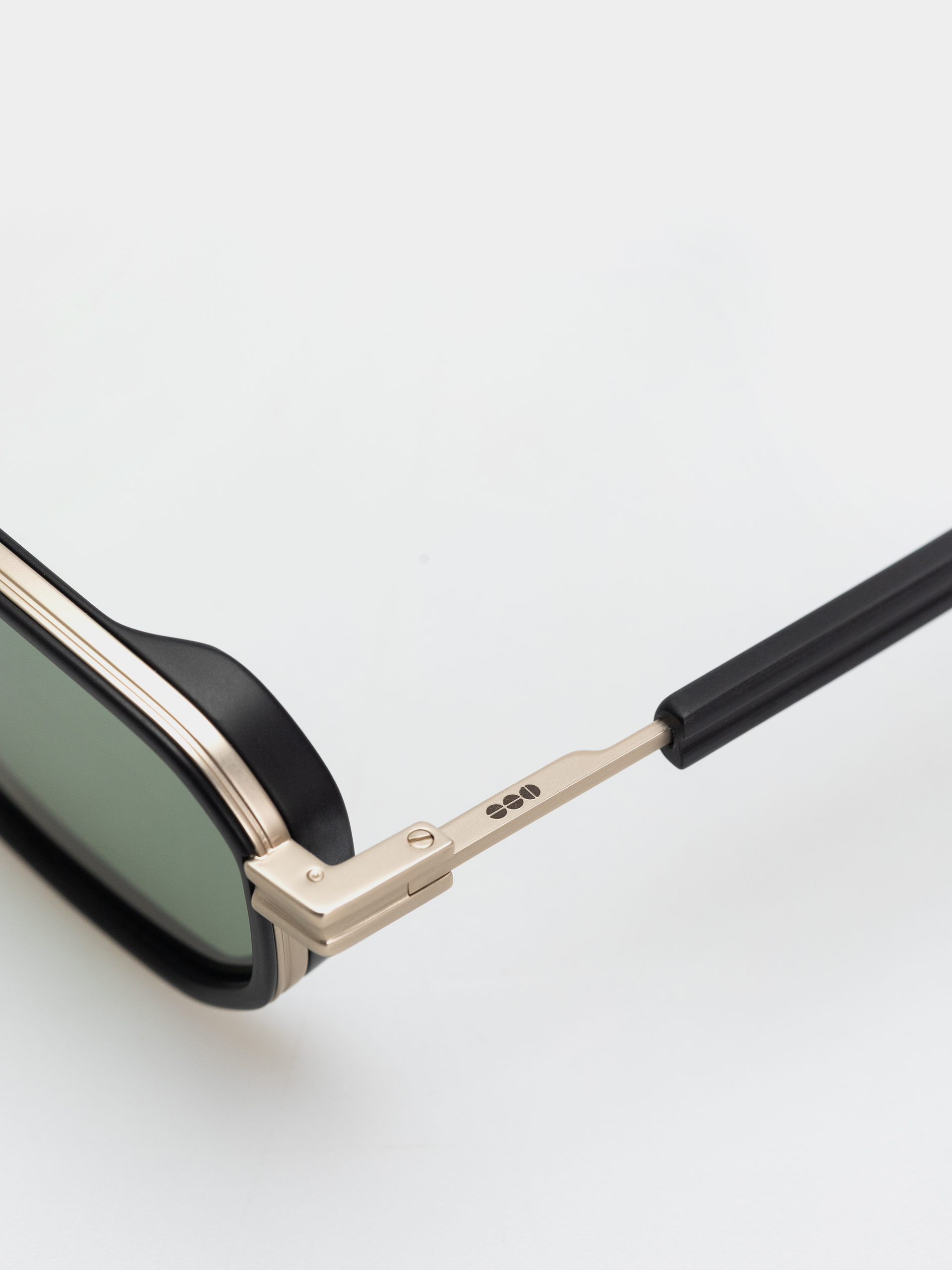 Slnečné okuliare Komono Harvey (white gold black)