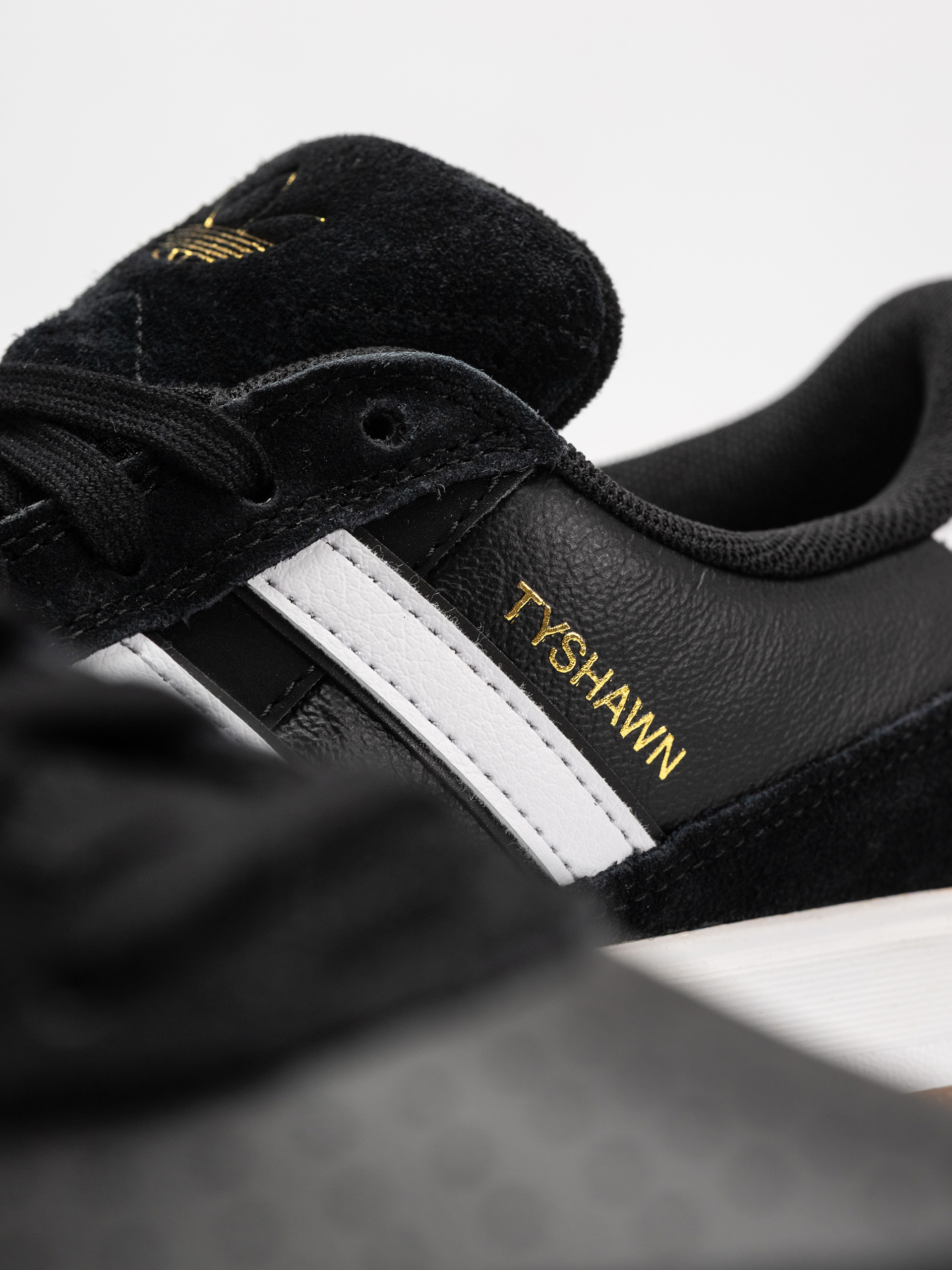 Topánky adidas Tyshawn II (cblack/ftwwht/gum4)