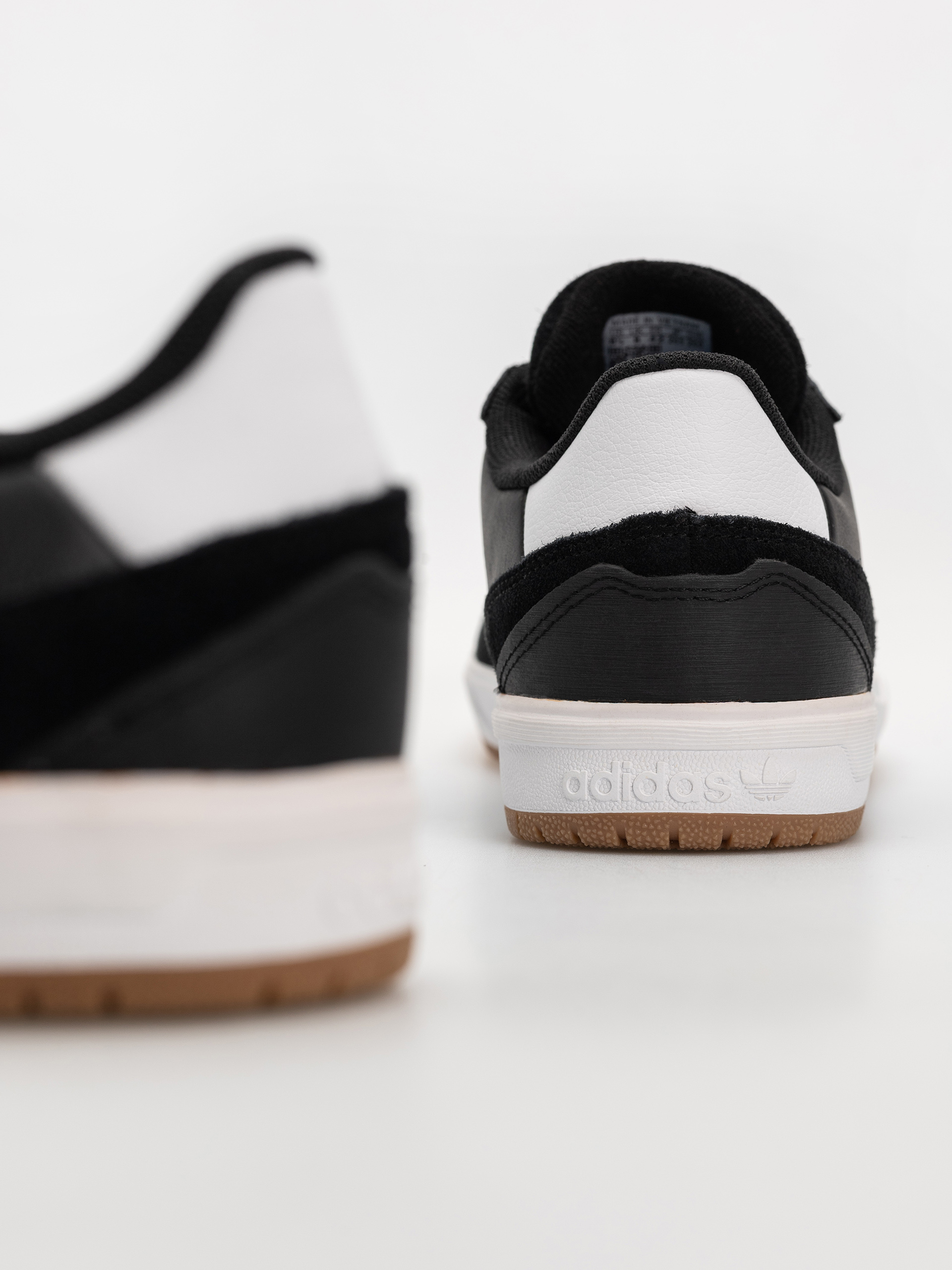 Topánky adidas Tyshawn II (cblack/ftwwht/gum4)