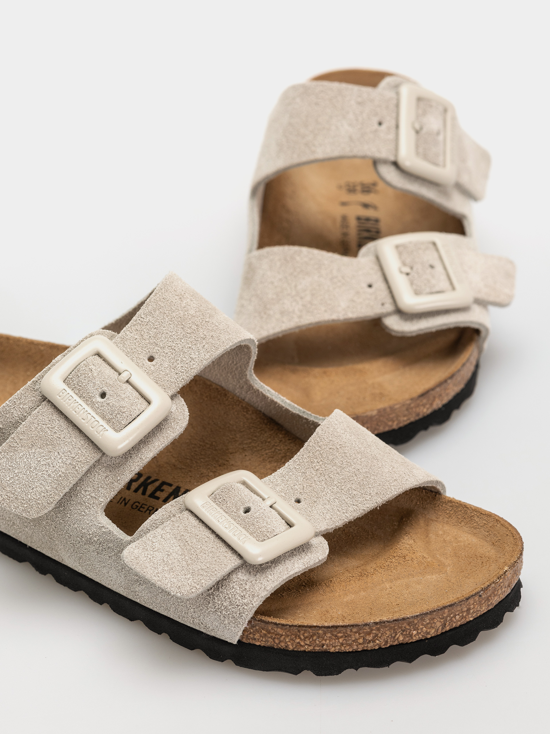Šľapky Birkenstock Arizona Suede Leather Cushion Buckle Narrow Wmn (oyster)