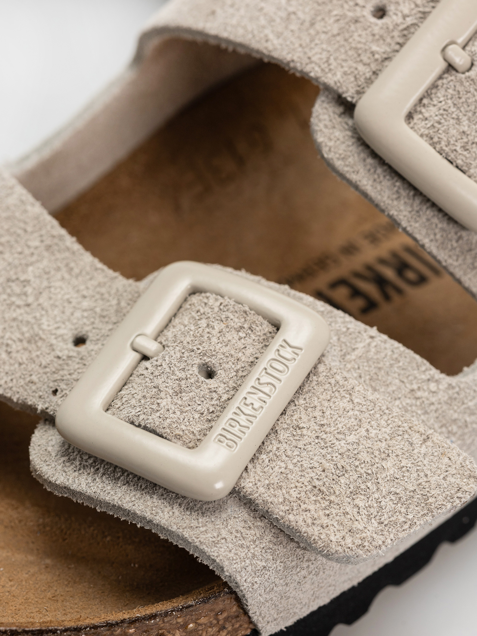 Šľapky Birkenstock Arizona Suede Leather Cushion Buckle Narrow Wmn (oyster)