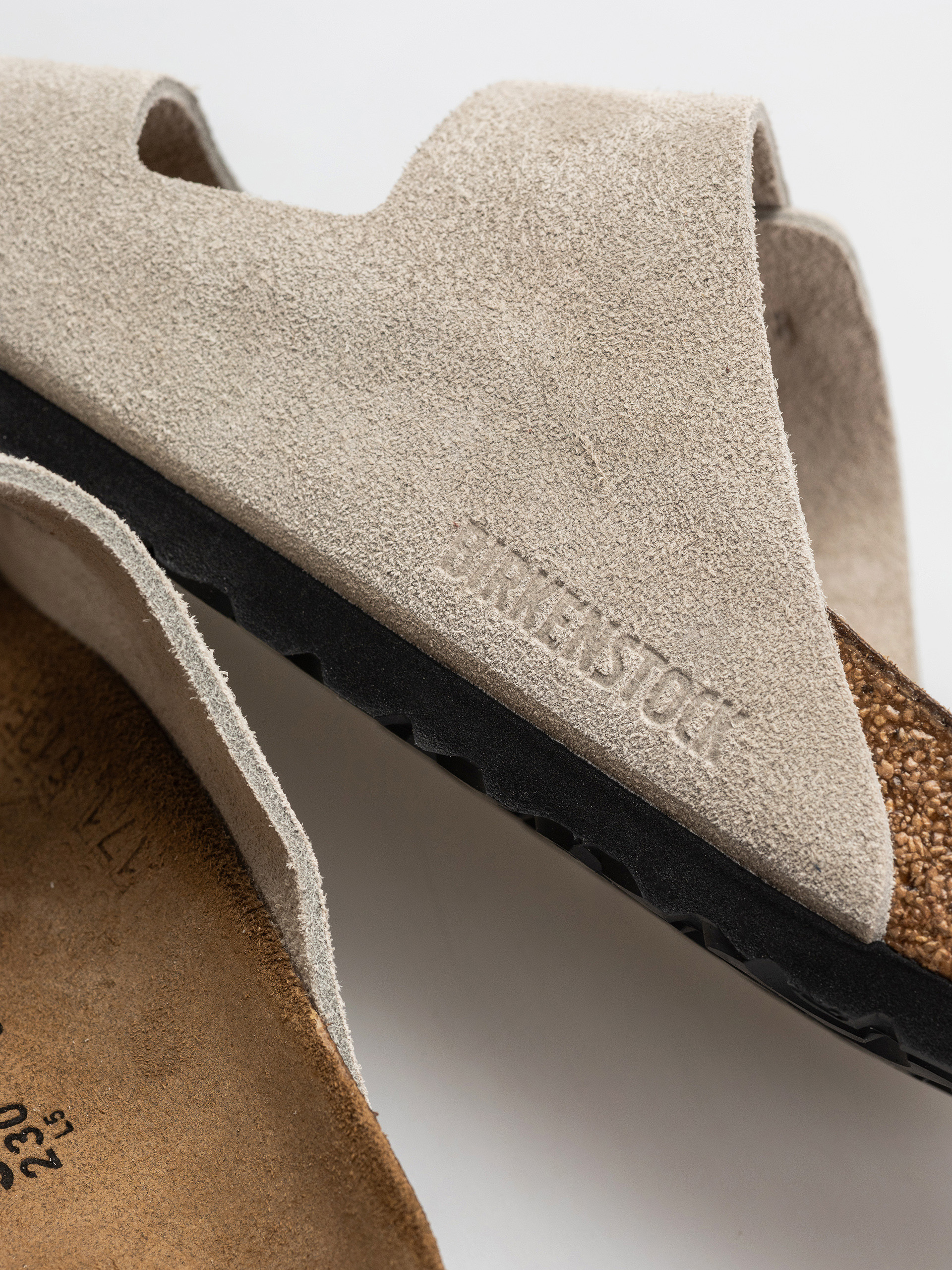 Šľapky Birkenstock Arizona Suede Leather Cushion Buckle Narrow Wmn (oyster)