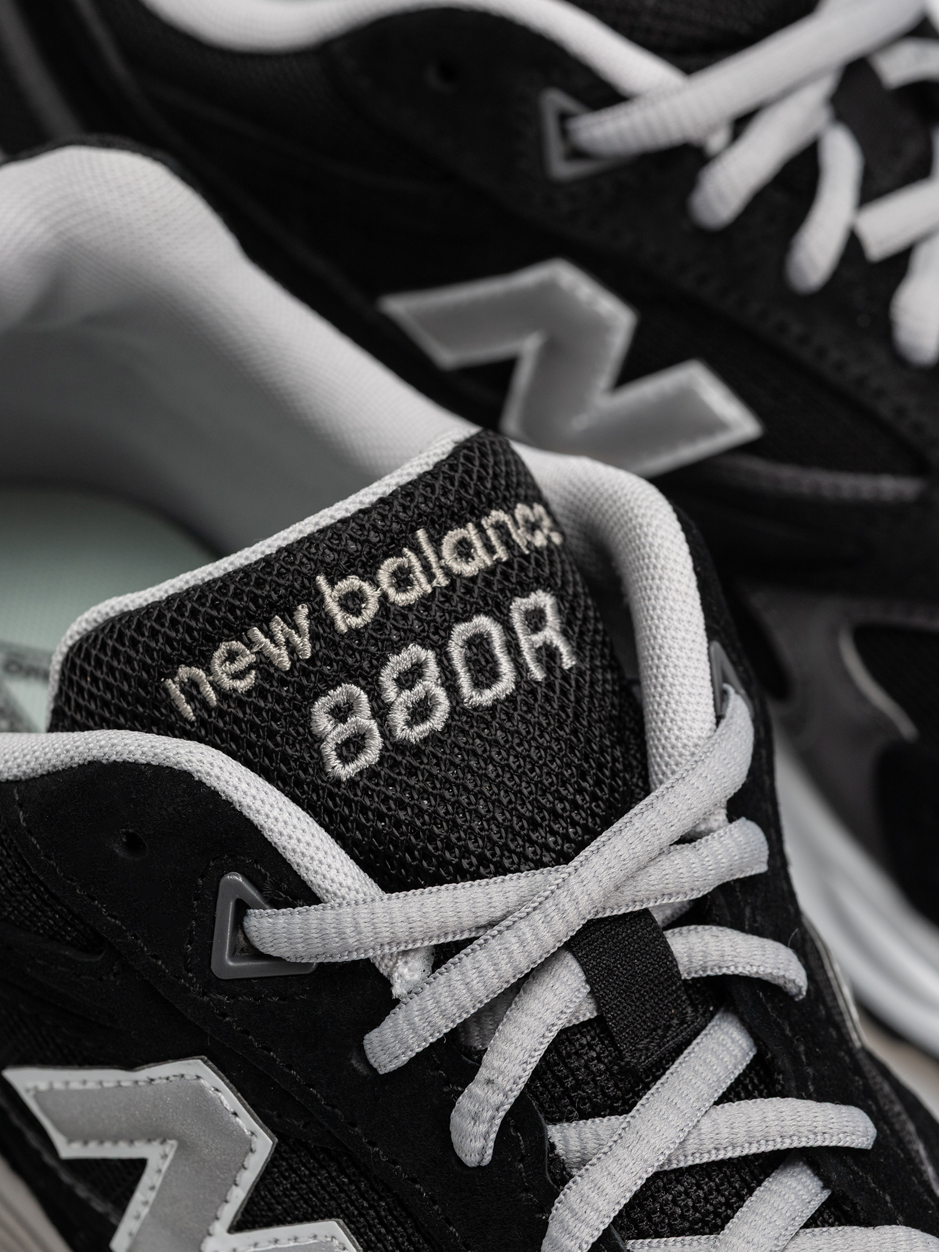 Topánky New Balance 880R (black/castlerock)