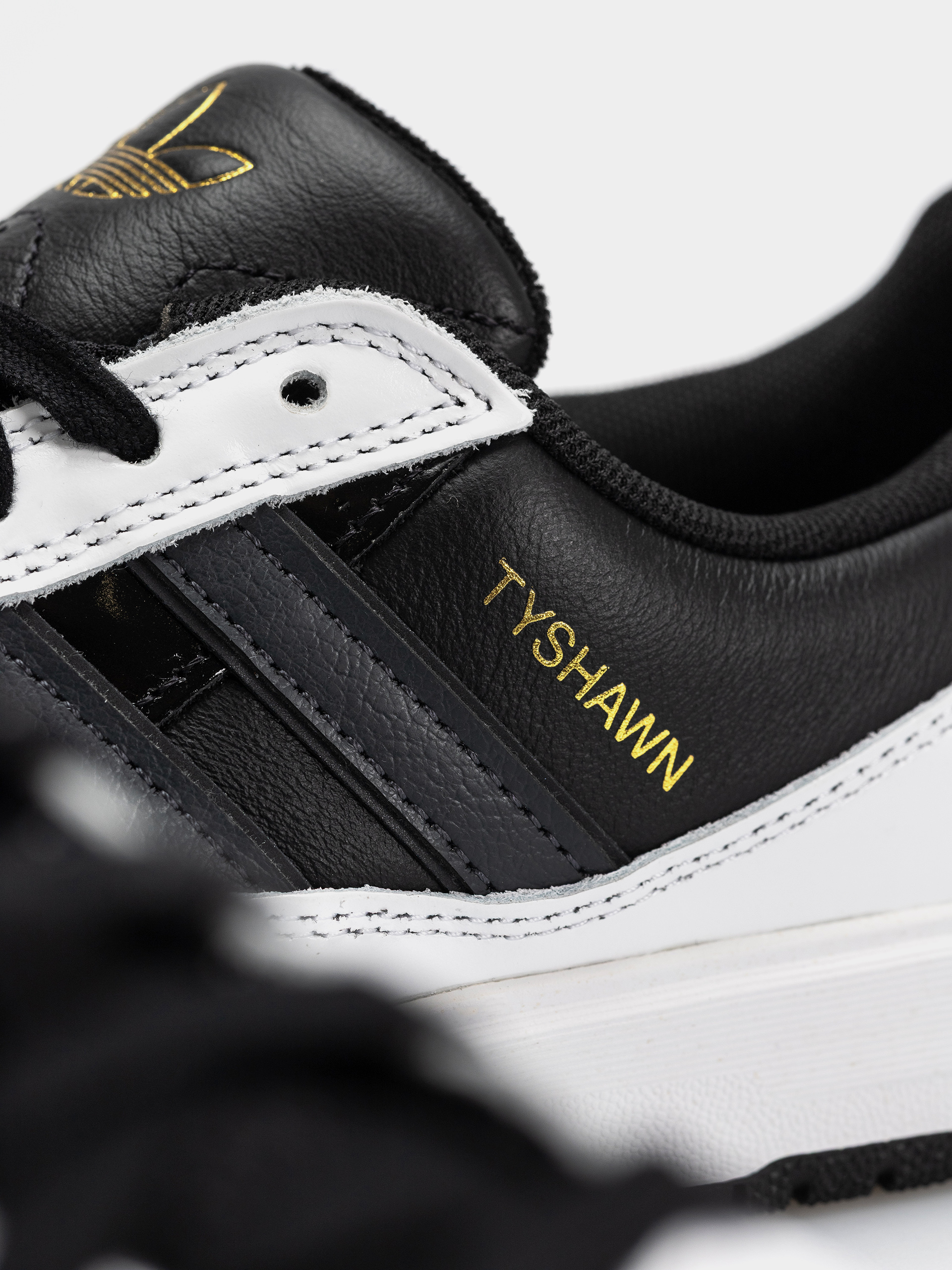 Topánky adidas Tyshawn II (cblack/carbon/ftwwht)