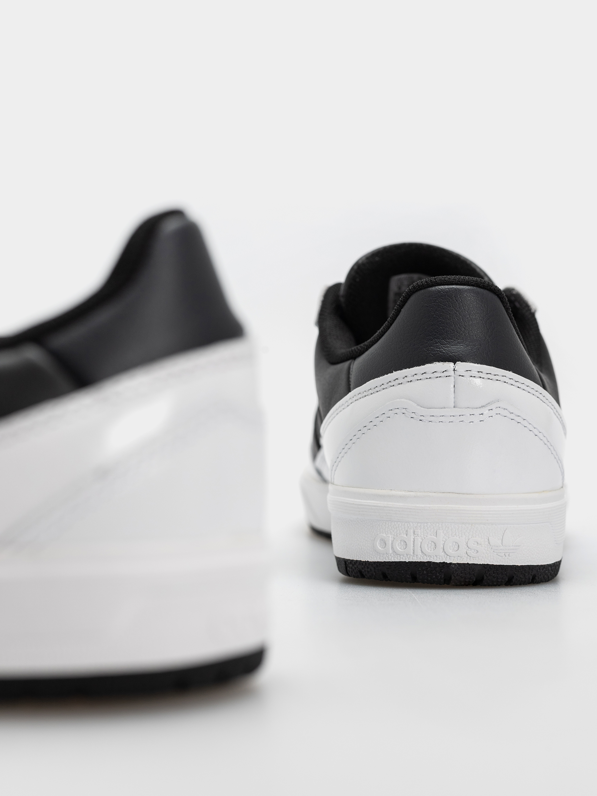 Topánky adidas Tyshawn II (cblack/carbon/ftwwht)