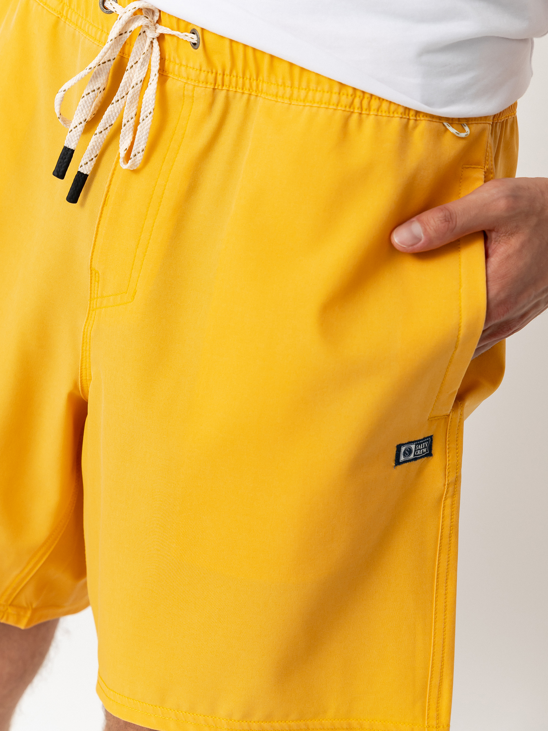 Plážové kraťasy Salty Crew Seadog Volley (mineral yellow)