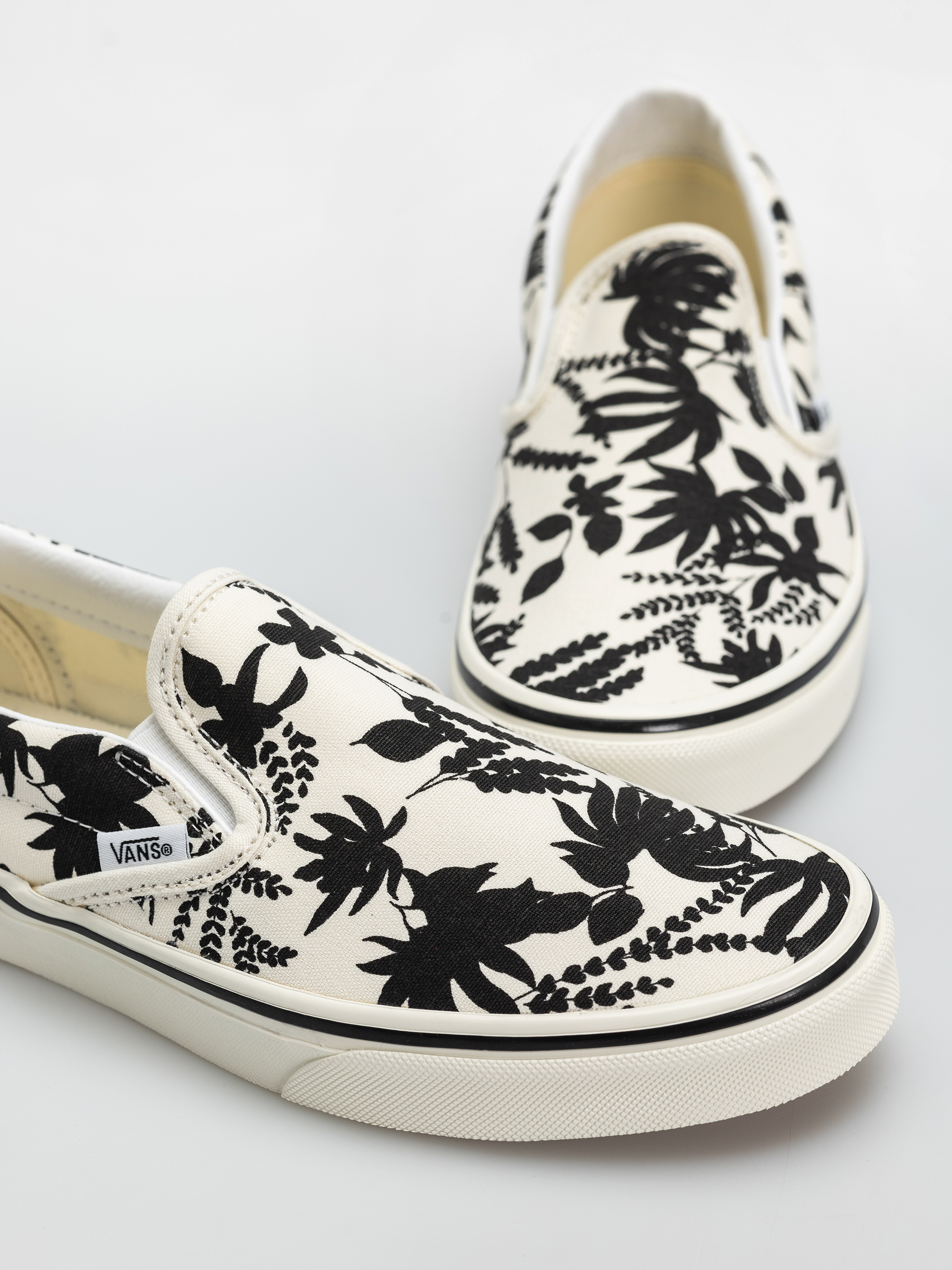 Topánky Vans Classic Slip On (black)
