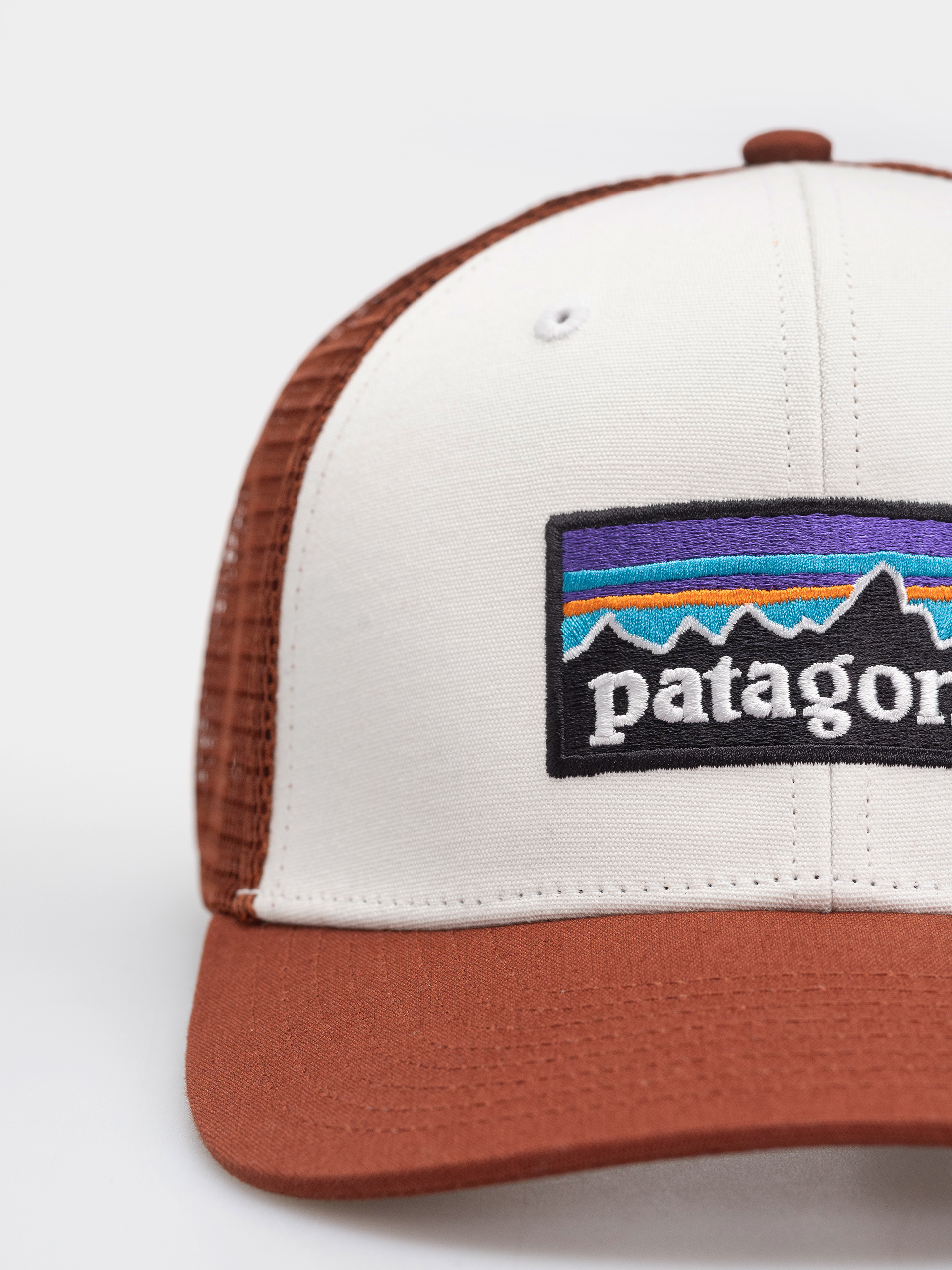 Šiltovka Patagonia P 6 Logo Trucker (white w/rusty red)
