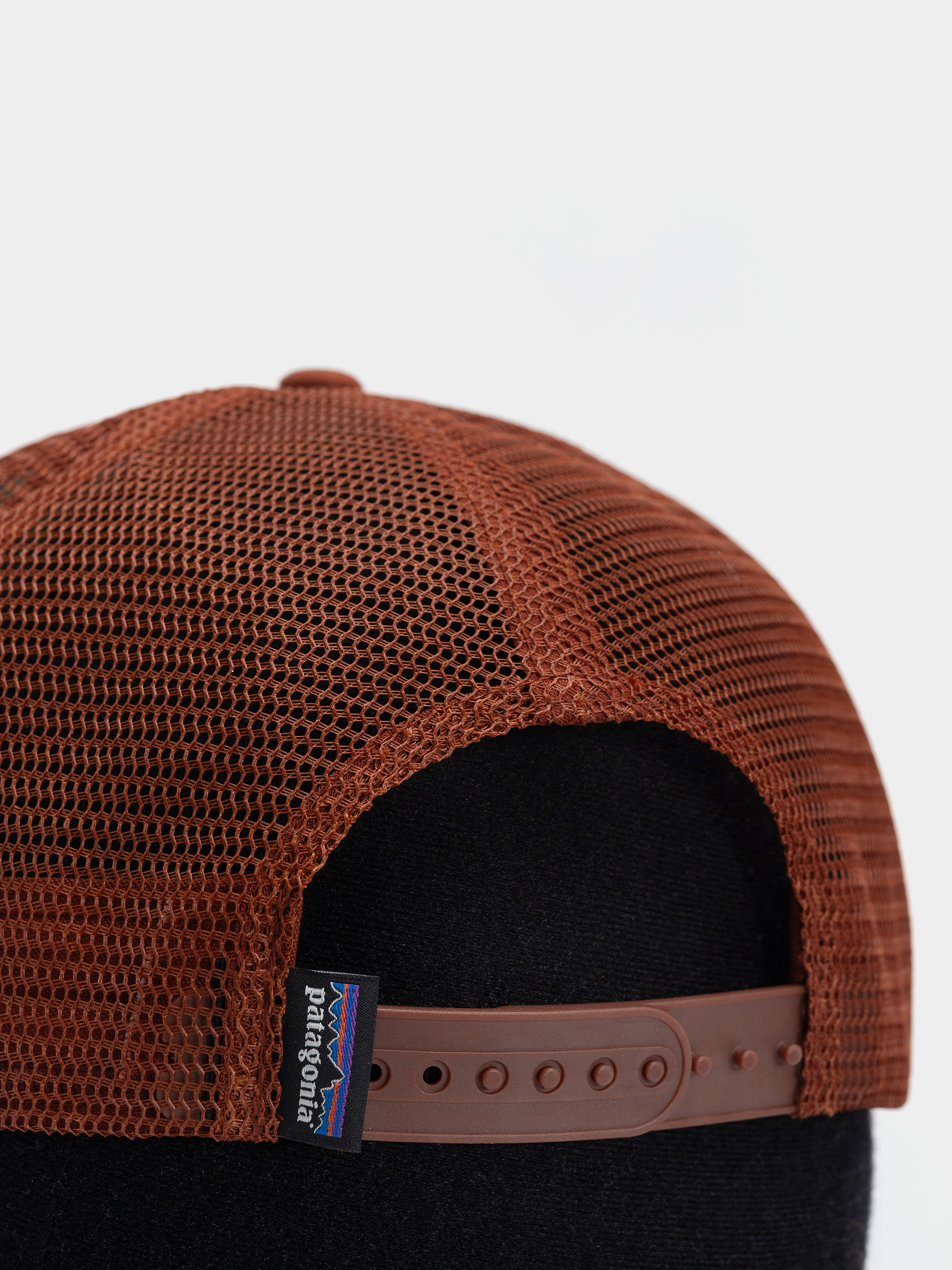 Šiltovka Patagonia P 6 Logo Trucker (white w/rusty red)