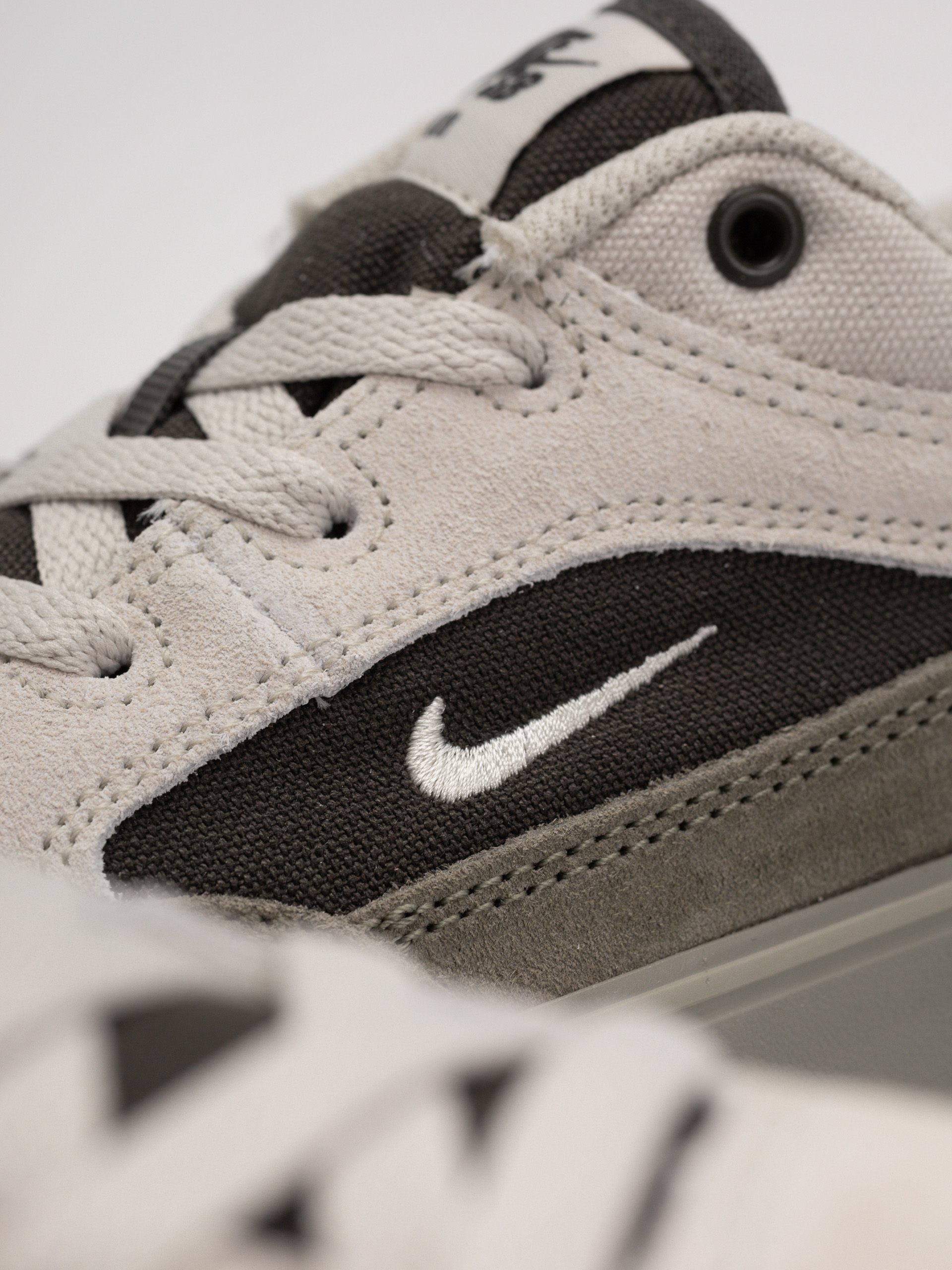 Topánky Nike SB Malor (light bone/light bone light army)