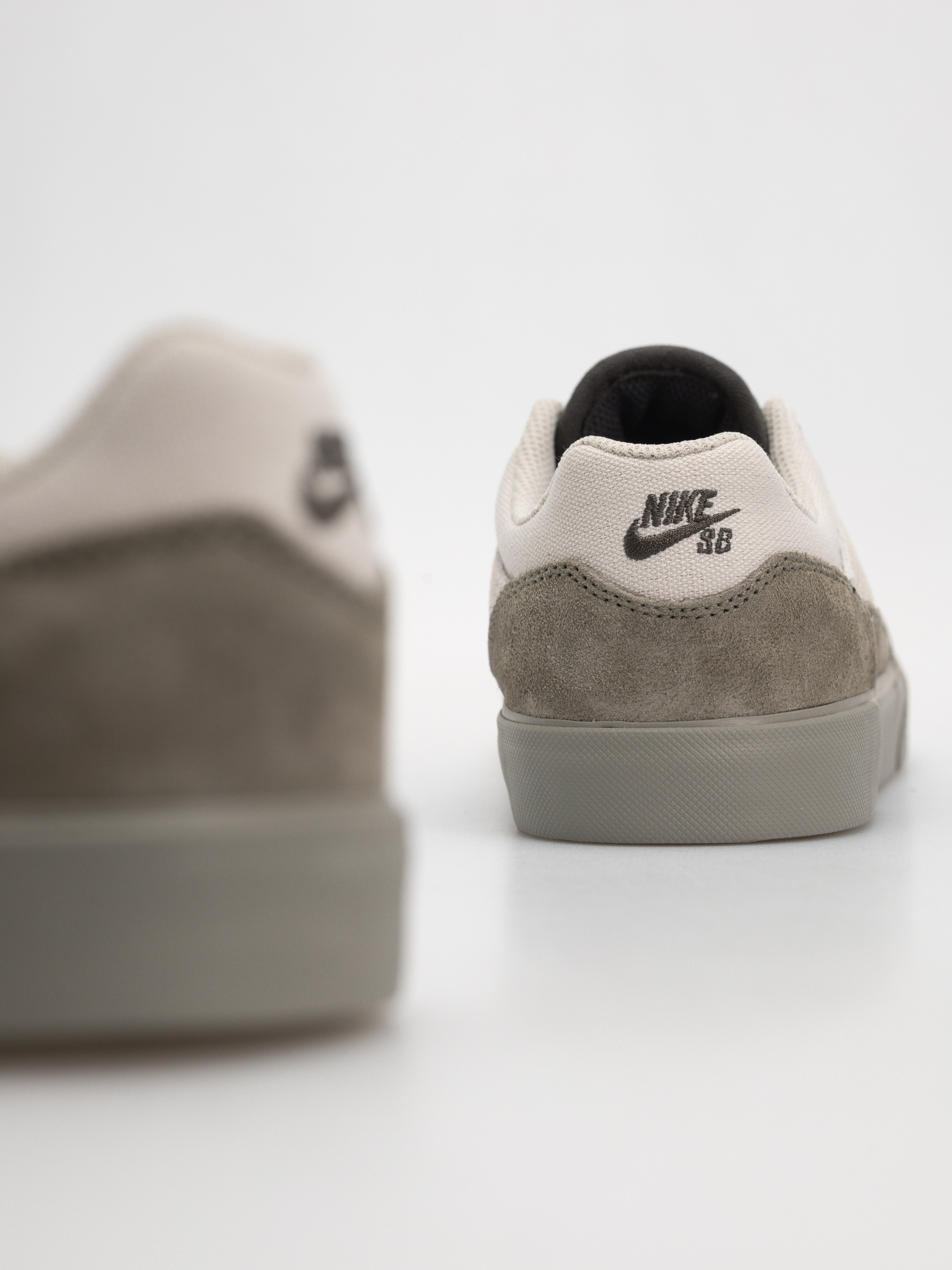 Topánky Nike SB Malor (light bone/light bone light army)
