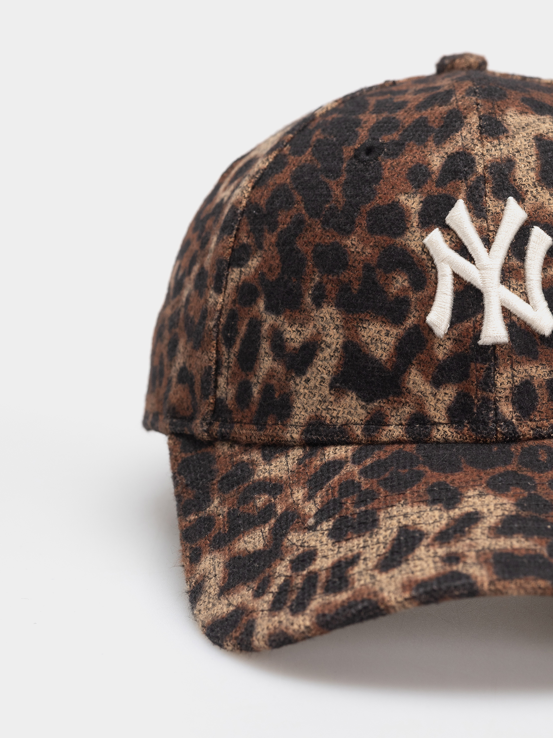 Šiltovka New Era Cosy Leopard 9Forty New York Yankees Wmn (dark leo)