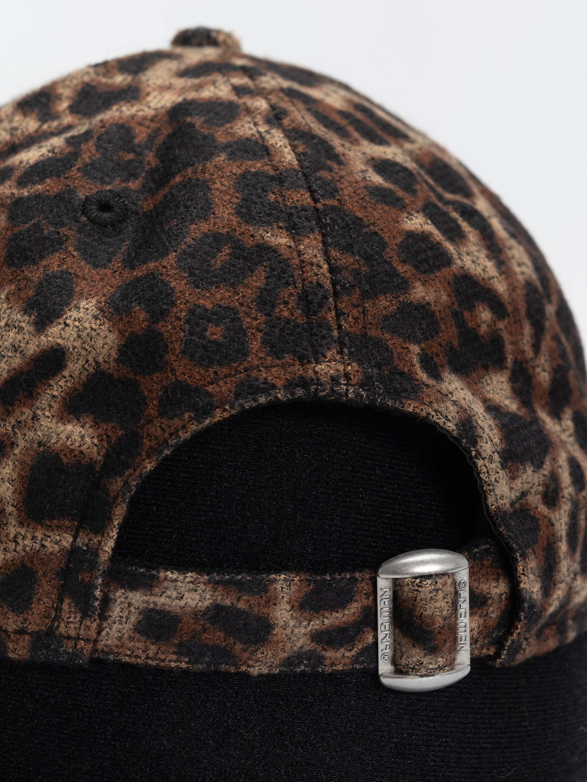 Šiltovka New Era Cosy Leopard 9Forty New York Yankees Wmn (dark leo)