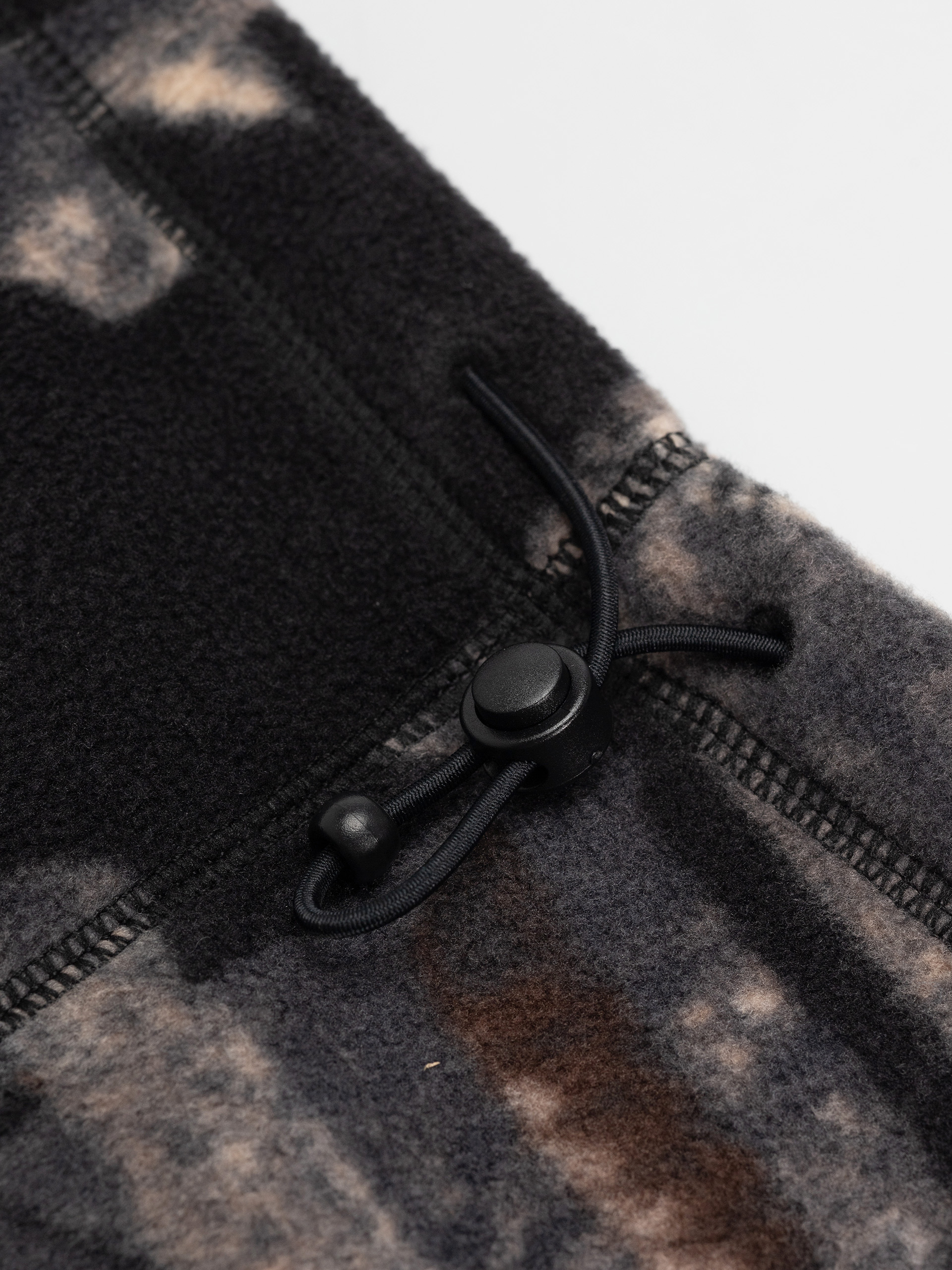 Šatka Carhartt WIP Blevin (camo feather tree black)