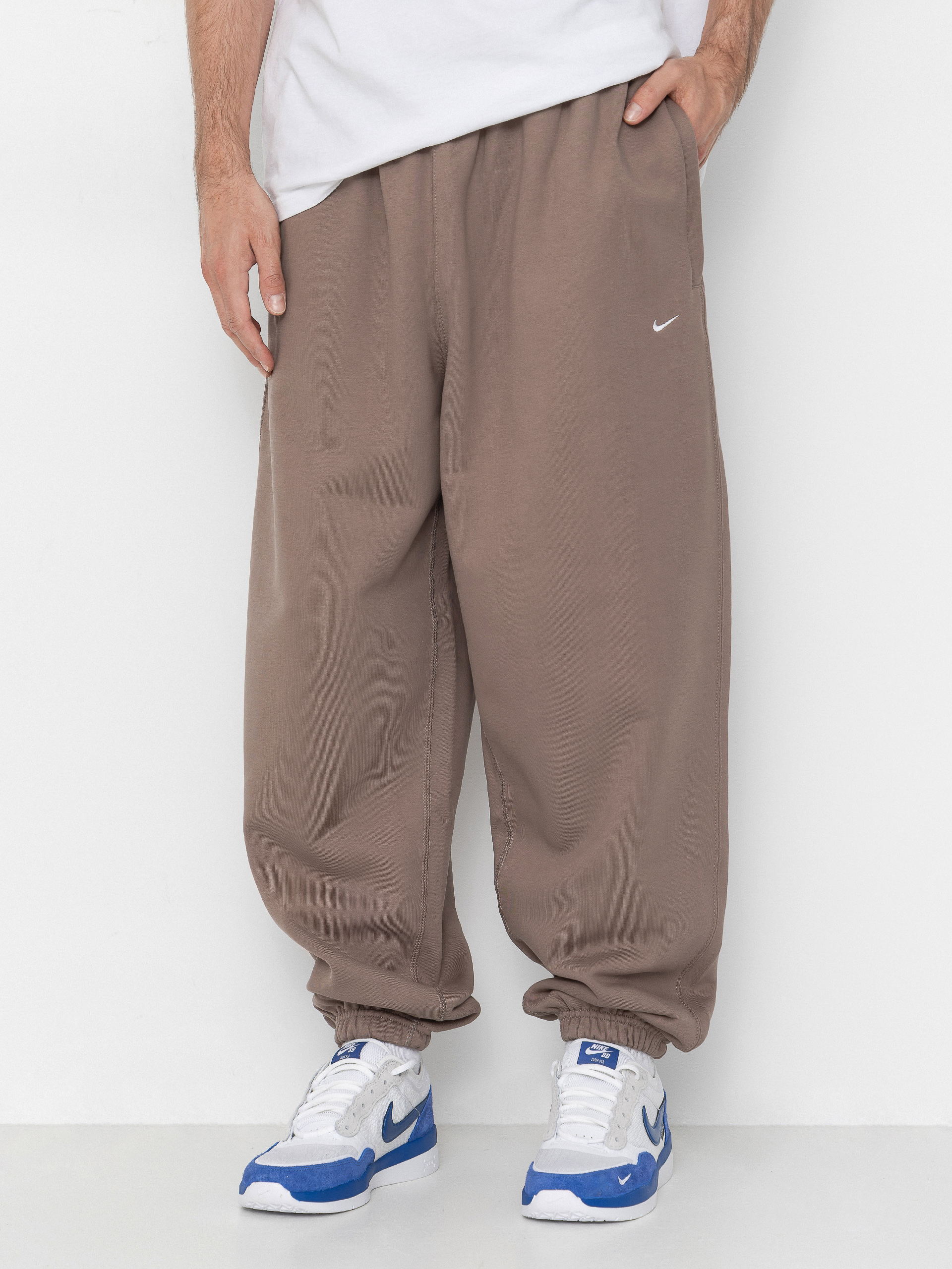 Nohavice Nike SB Solo Swoosh (mink brown/mink brown/white)