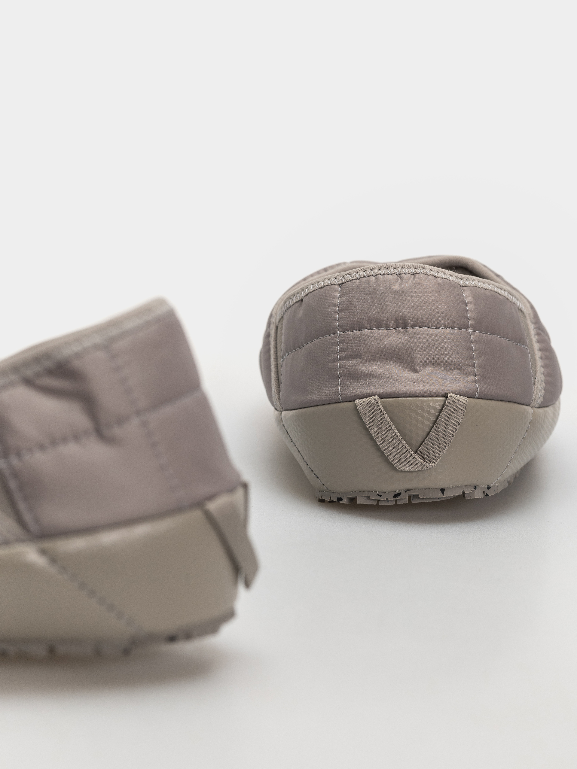 Topánky The North Face Thermoball Traction Mule V (stone slab/calacatta)