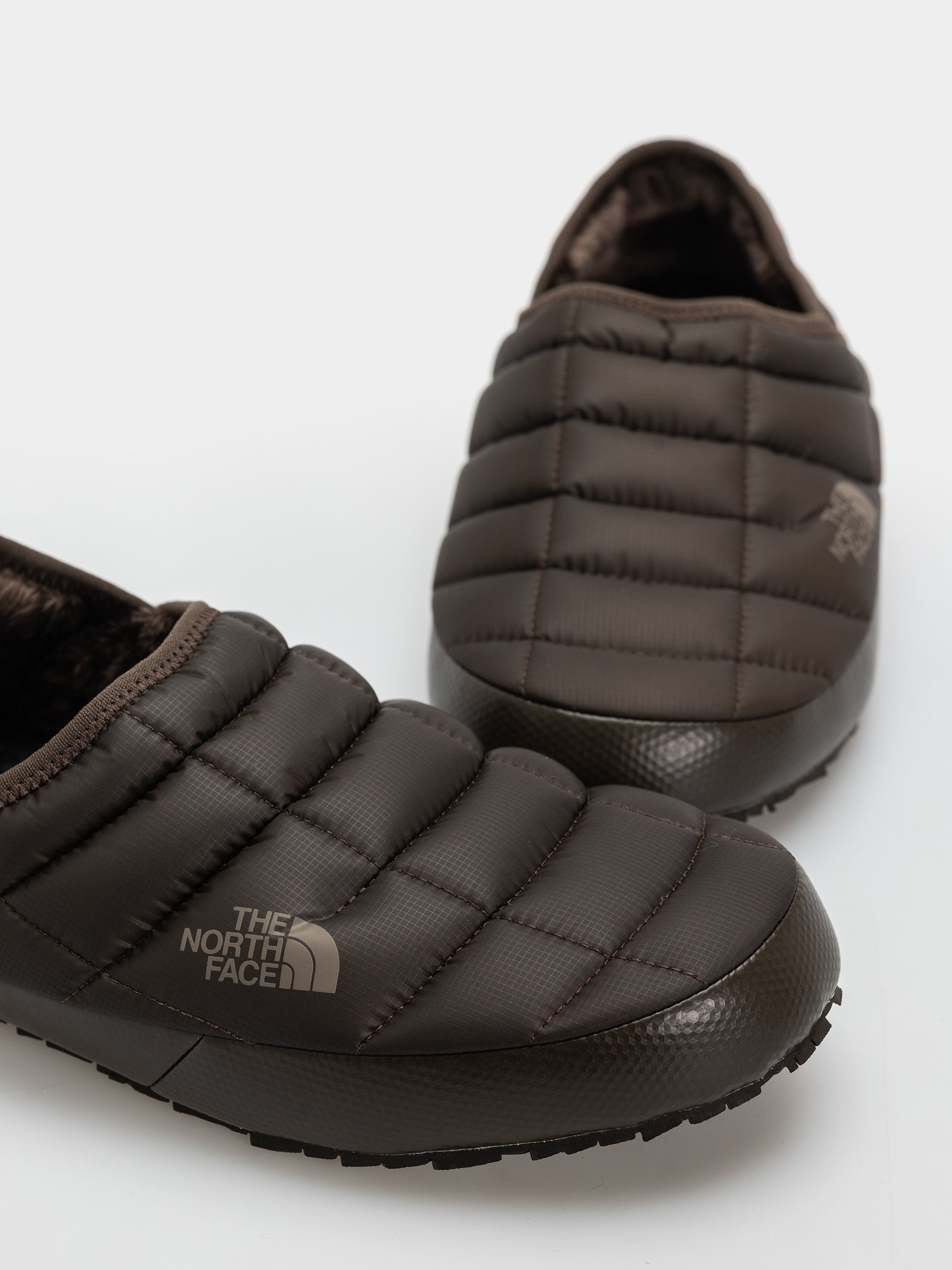 Topánky The North Face Thermoball Traction Mule V (dark chestnut/tnf black)