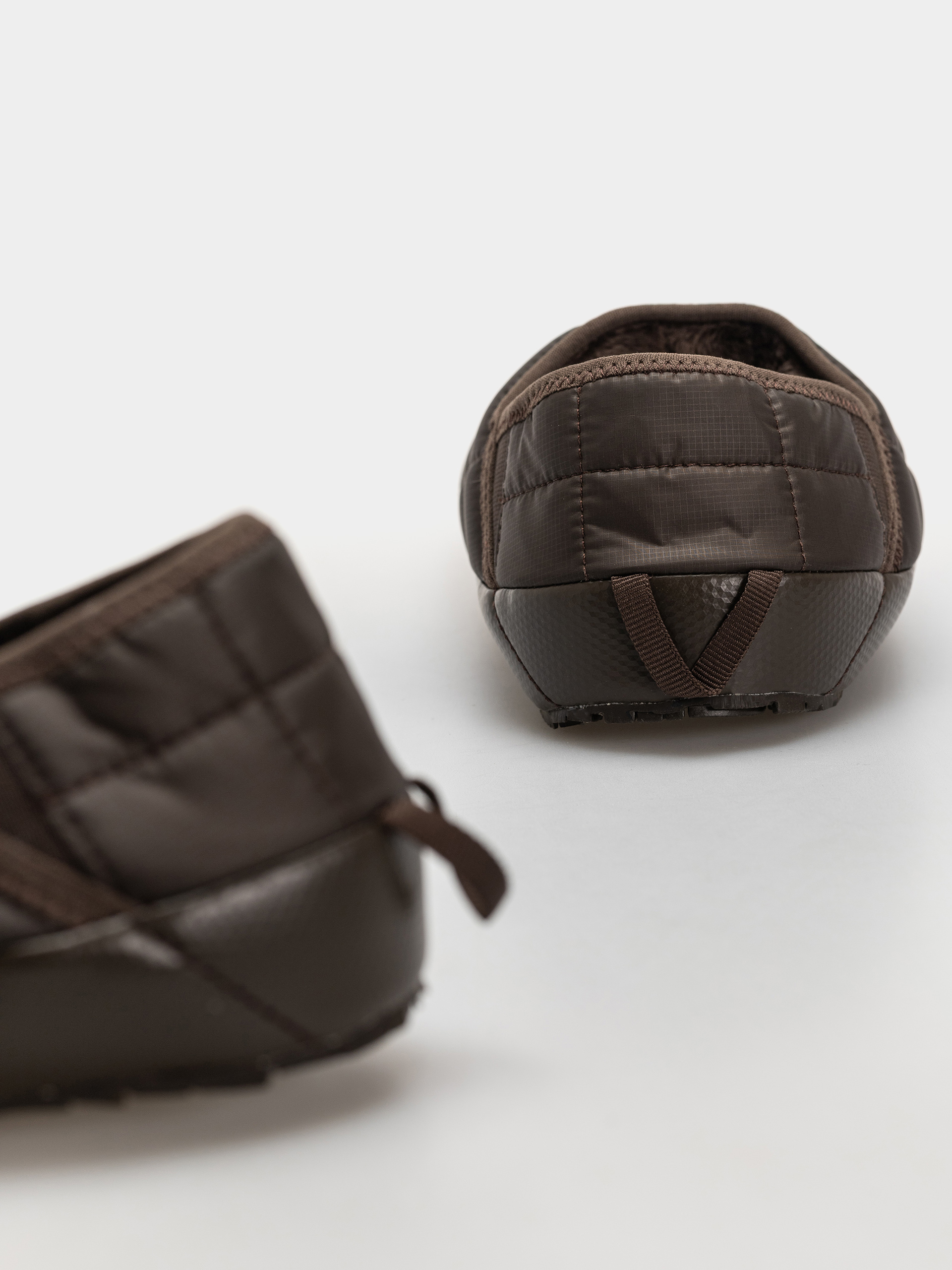 Topánky The North Face Thermoball Traction Mule V (dark chestnut/tnf black)