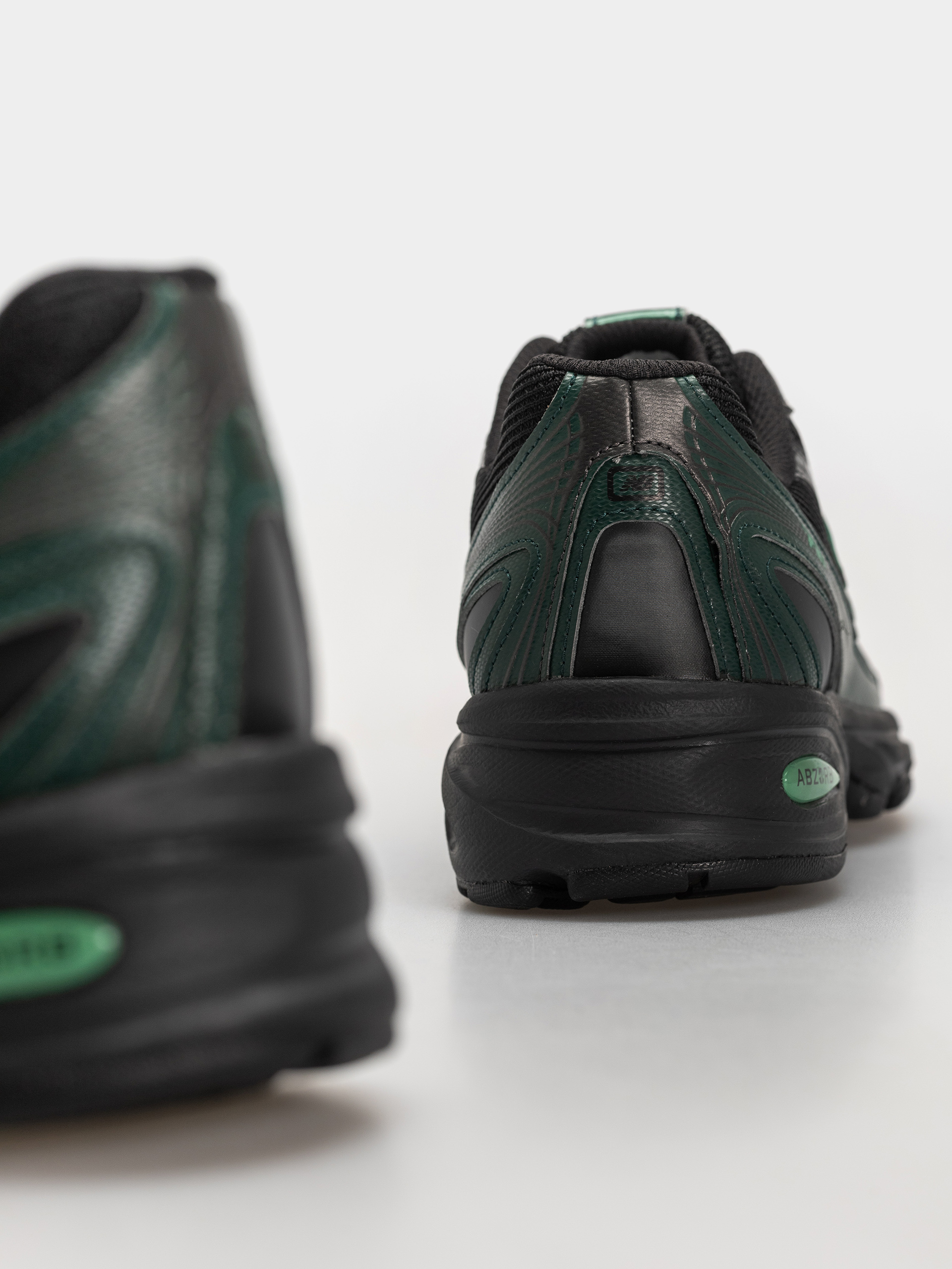Topánky New Balance 740 (black/nordic green)