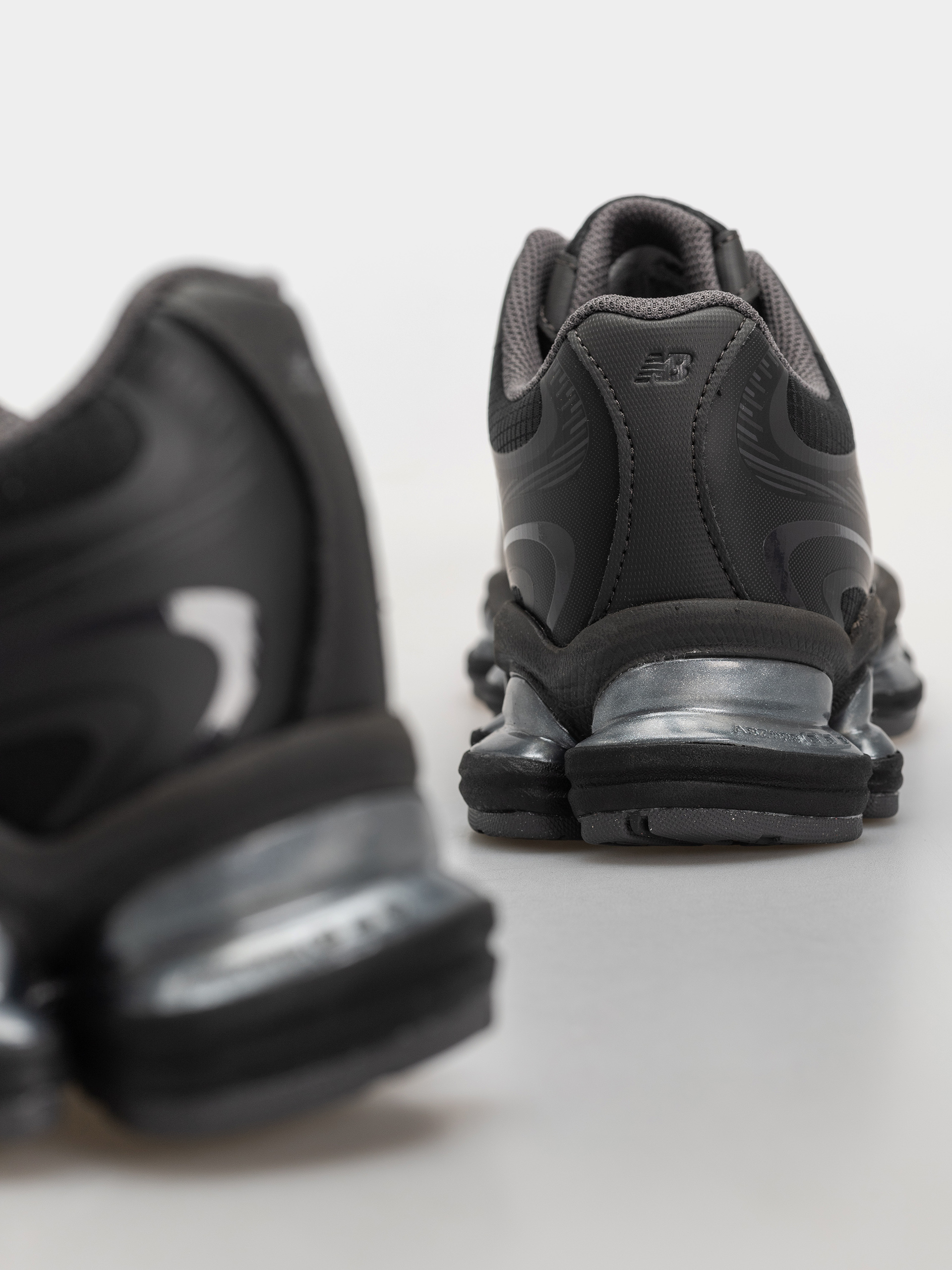 Topánky New Balance 2000 (black/black cement/magnet)