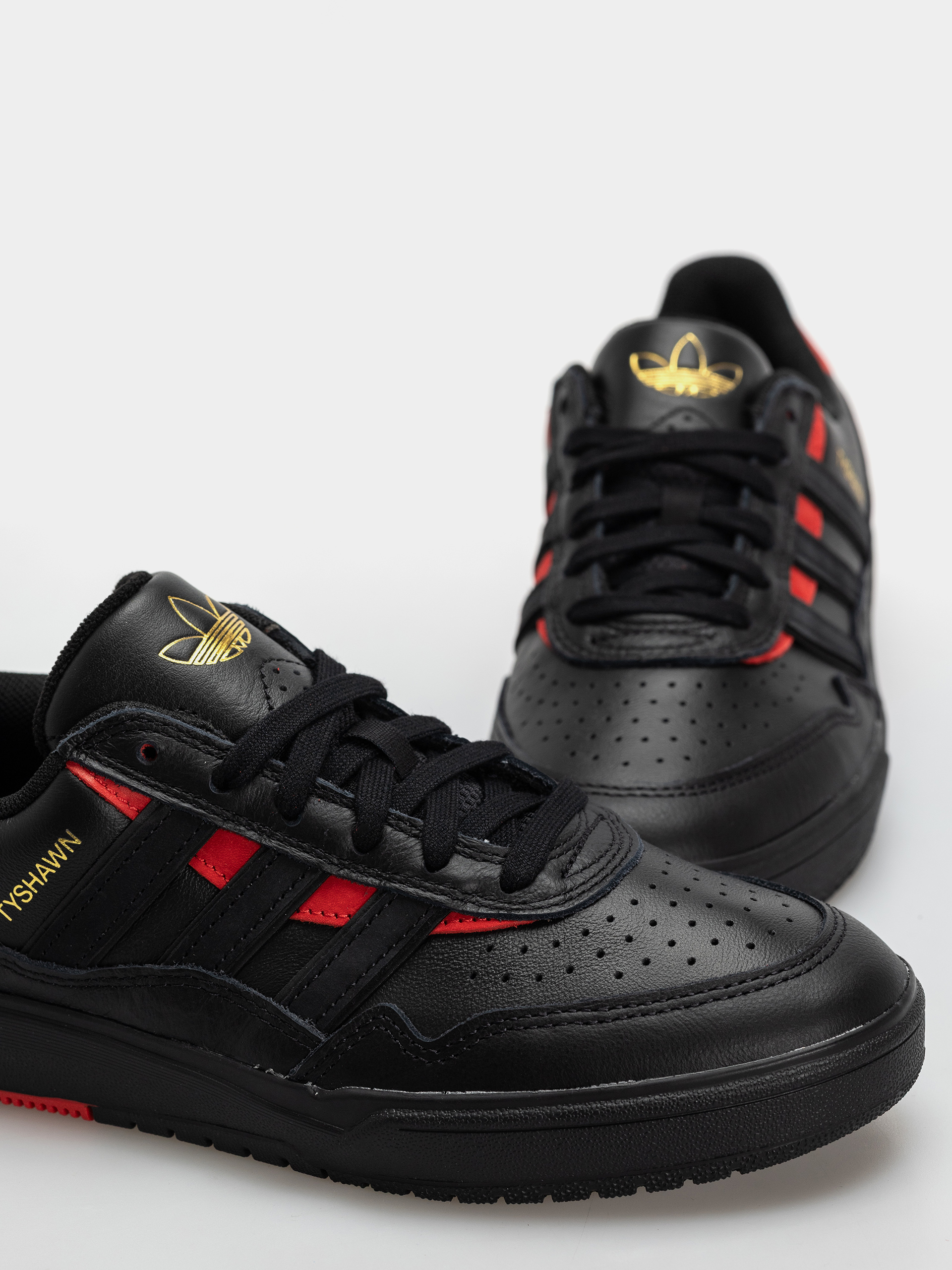 Topánky adidas Tyshawn II (cblack/cblack/betsca)