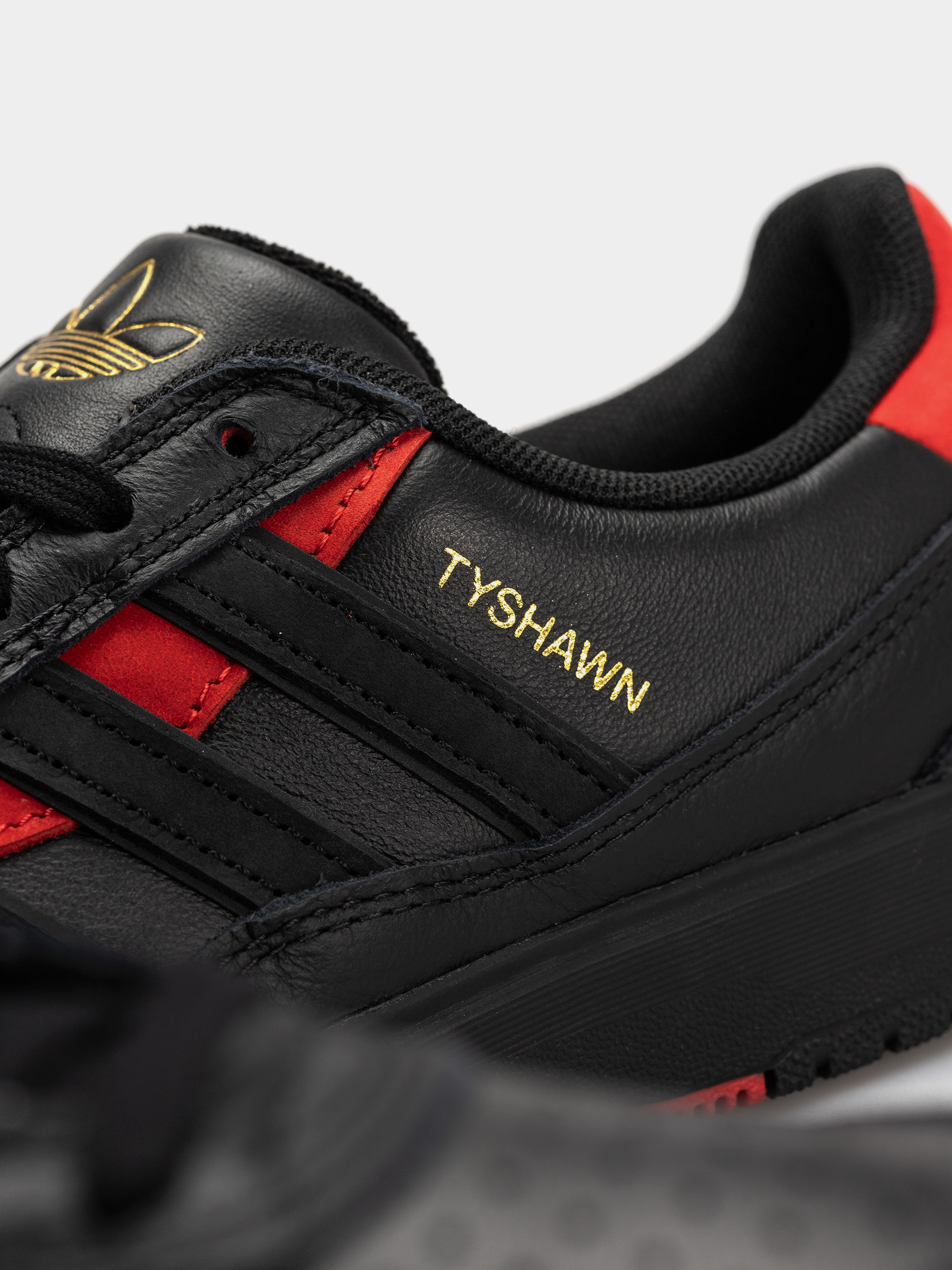 Topánky adidas Tyshawn II (cblack/cblack/betsca)