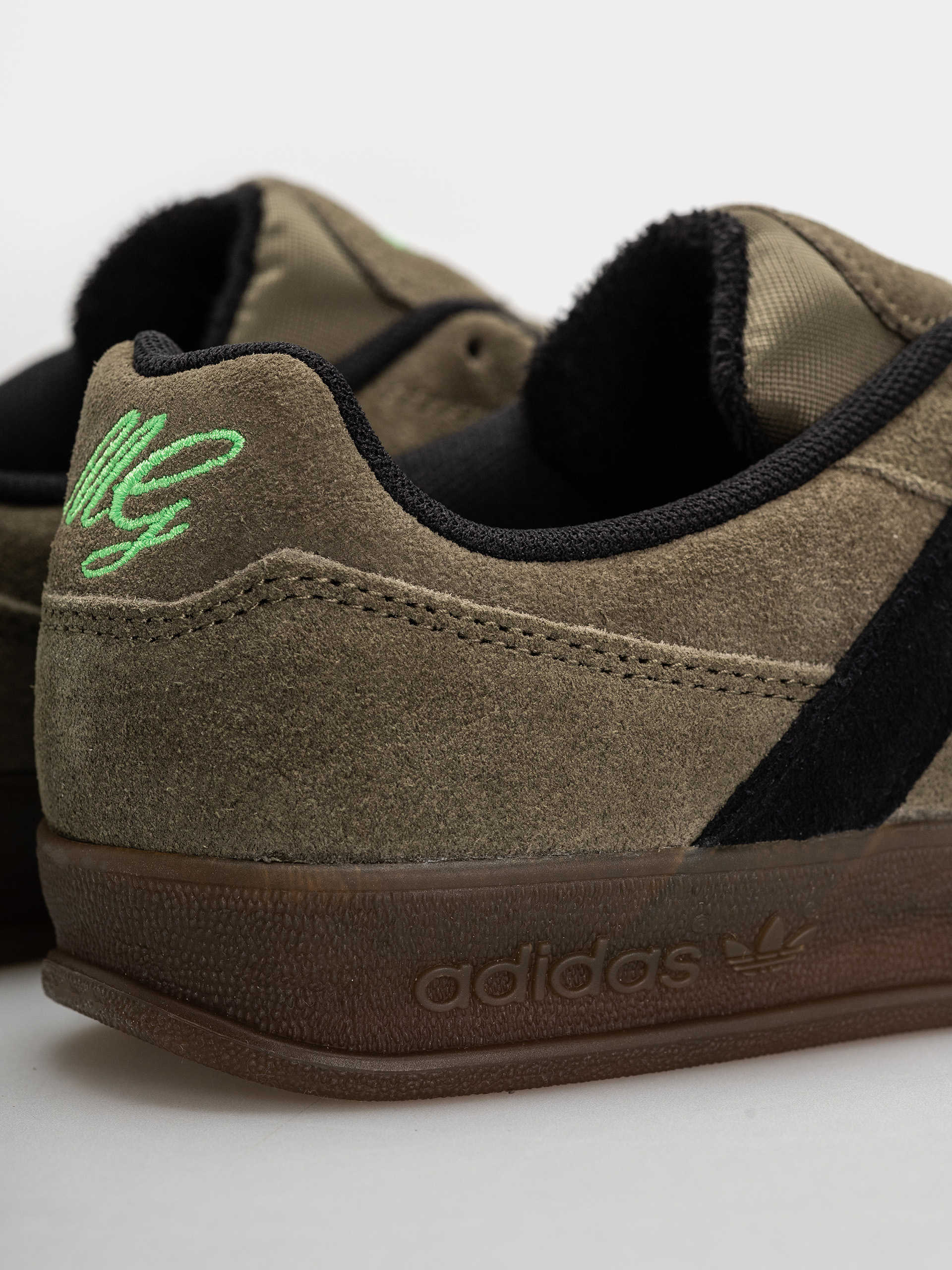 Topánky adidas Aloha Super (olistr/cblack/gum5)