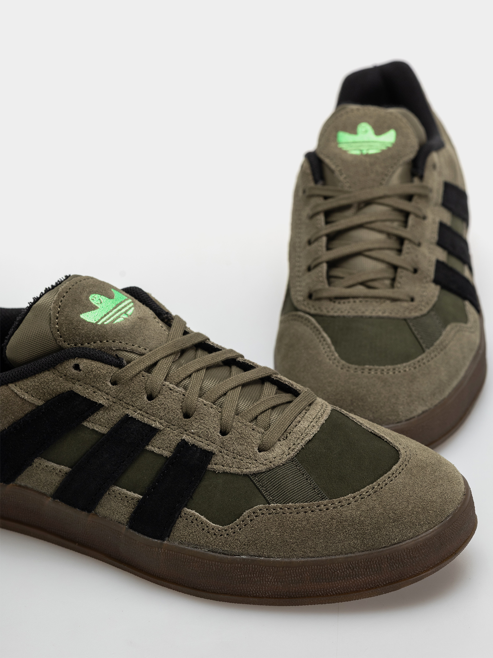 Topánky adidas Aloha Super (olistr/cblack/gum5)
