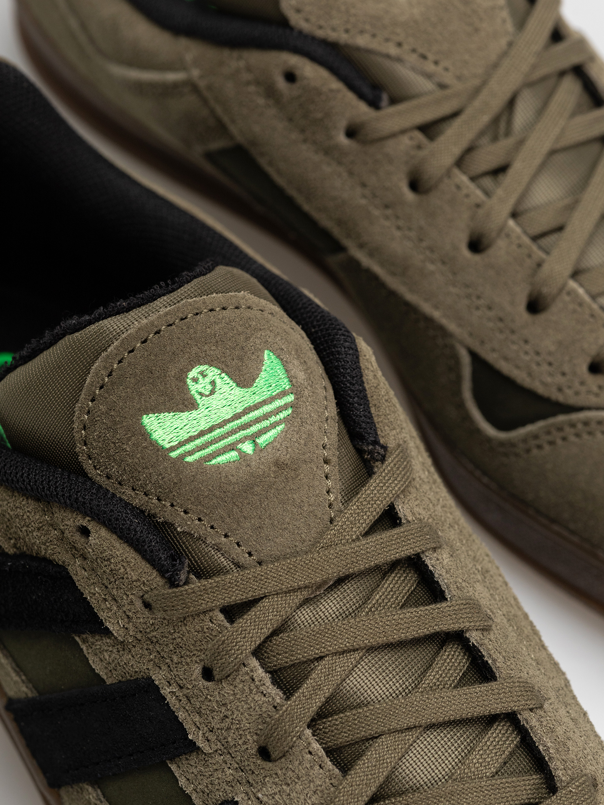 Topánky adidas Aloha Super (olistr/cblack/gum5)