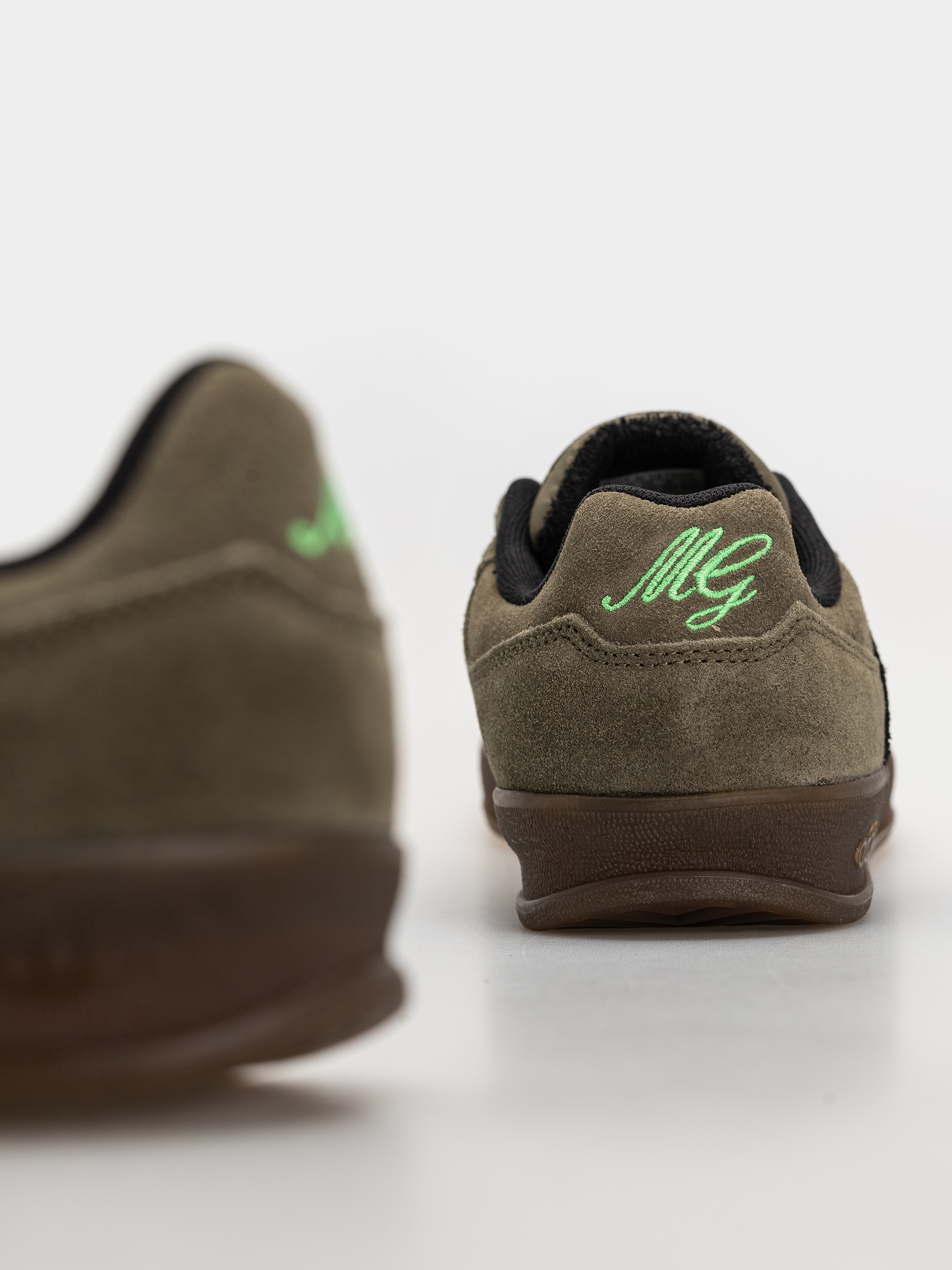 Topánky adidas Aloha Super (olistr/cblack/gum5)