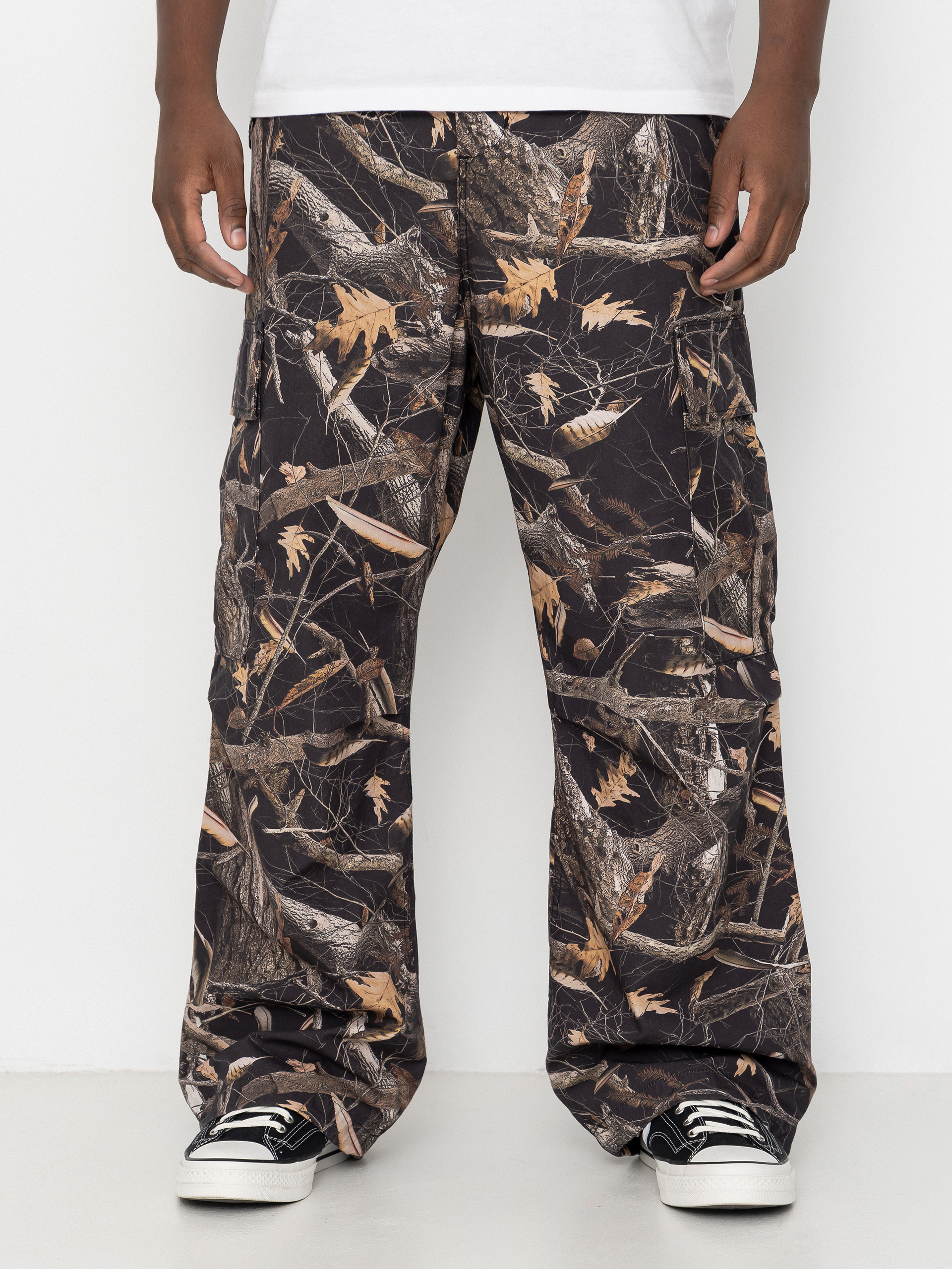 Nohavice Carhartt WIP Osborn Cargo (camo feather tree black/rinsed)